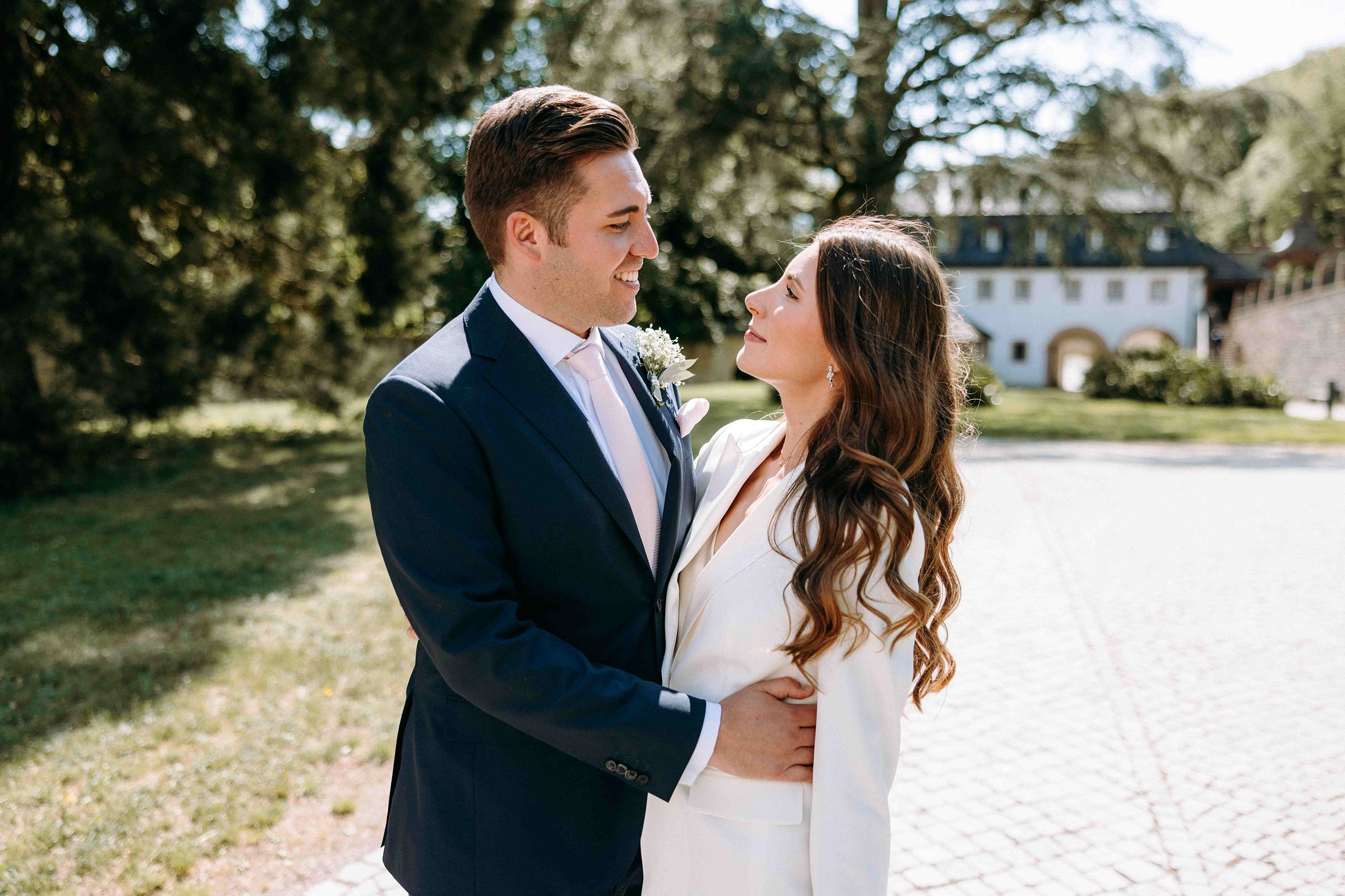 Brautpaar beim Spaziergang im Kloster Eberbach – Hochzeitsfotograf Rheingau
