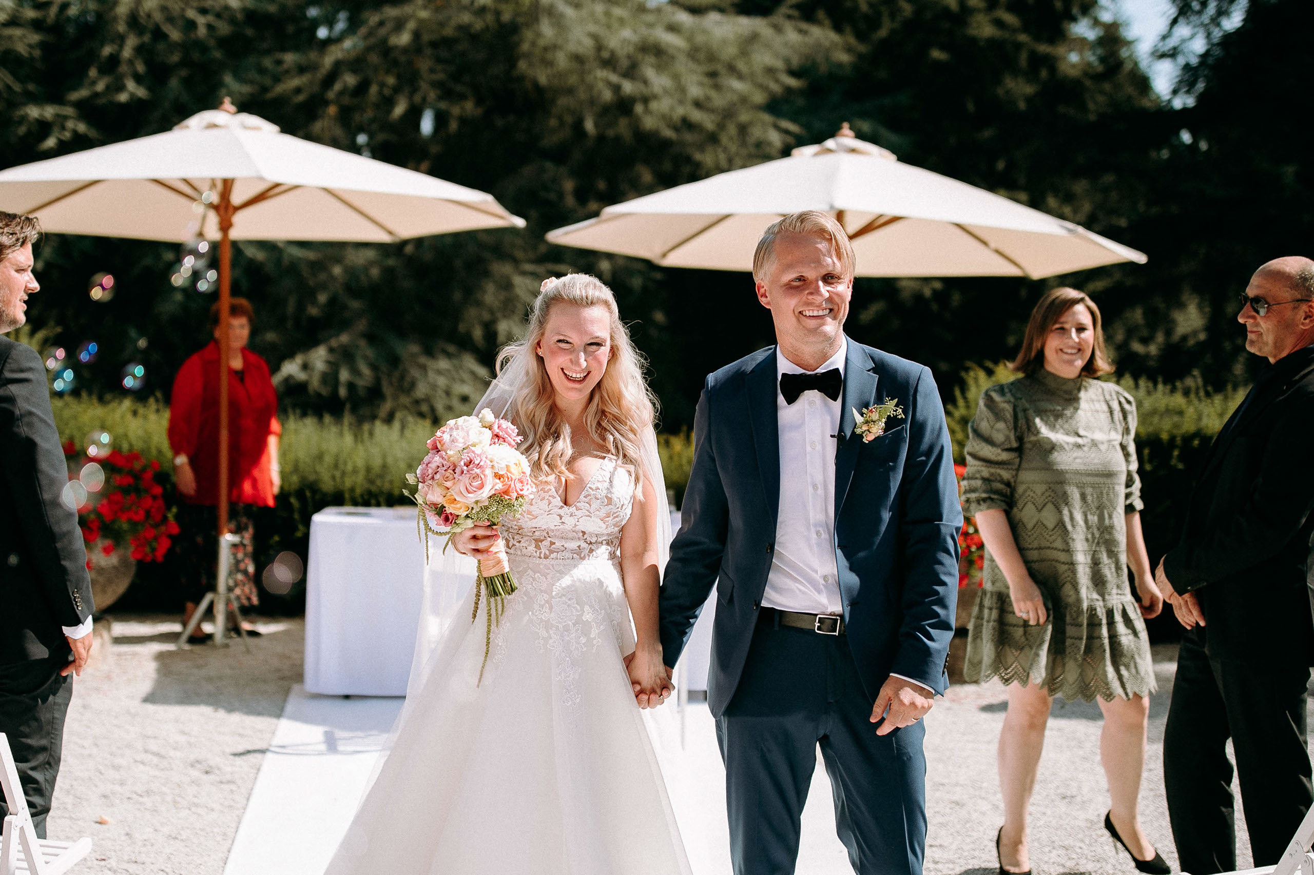 Braut und Bräutigam nach der Zeremonie im Schlosshotel Kronberg – emotionaler Hochzeitsauszug mit Blumen.