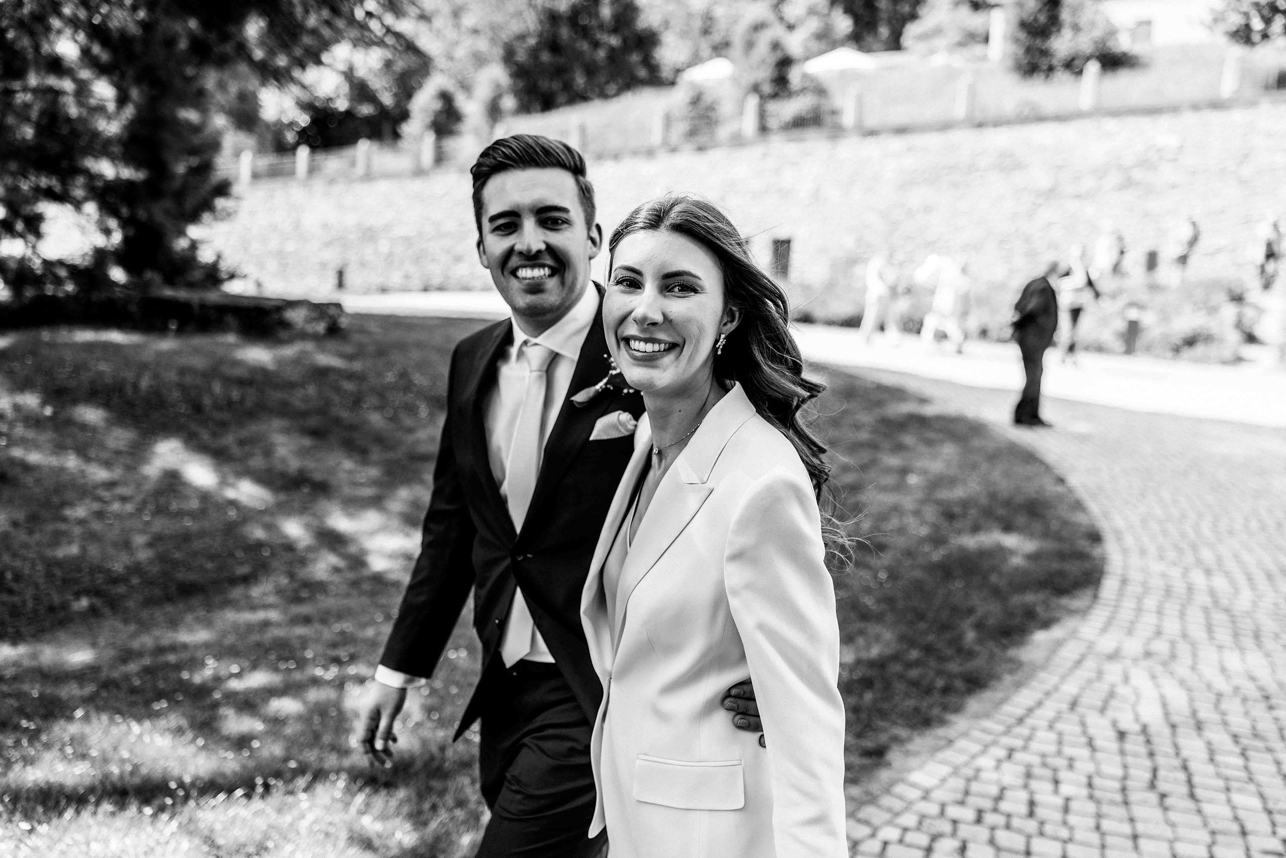 Hochzeitsgesellschaft mit Freunden im Weinberg – Hochzeitsfotos Rheingau