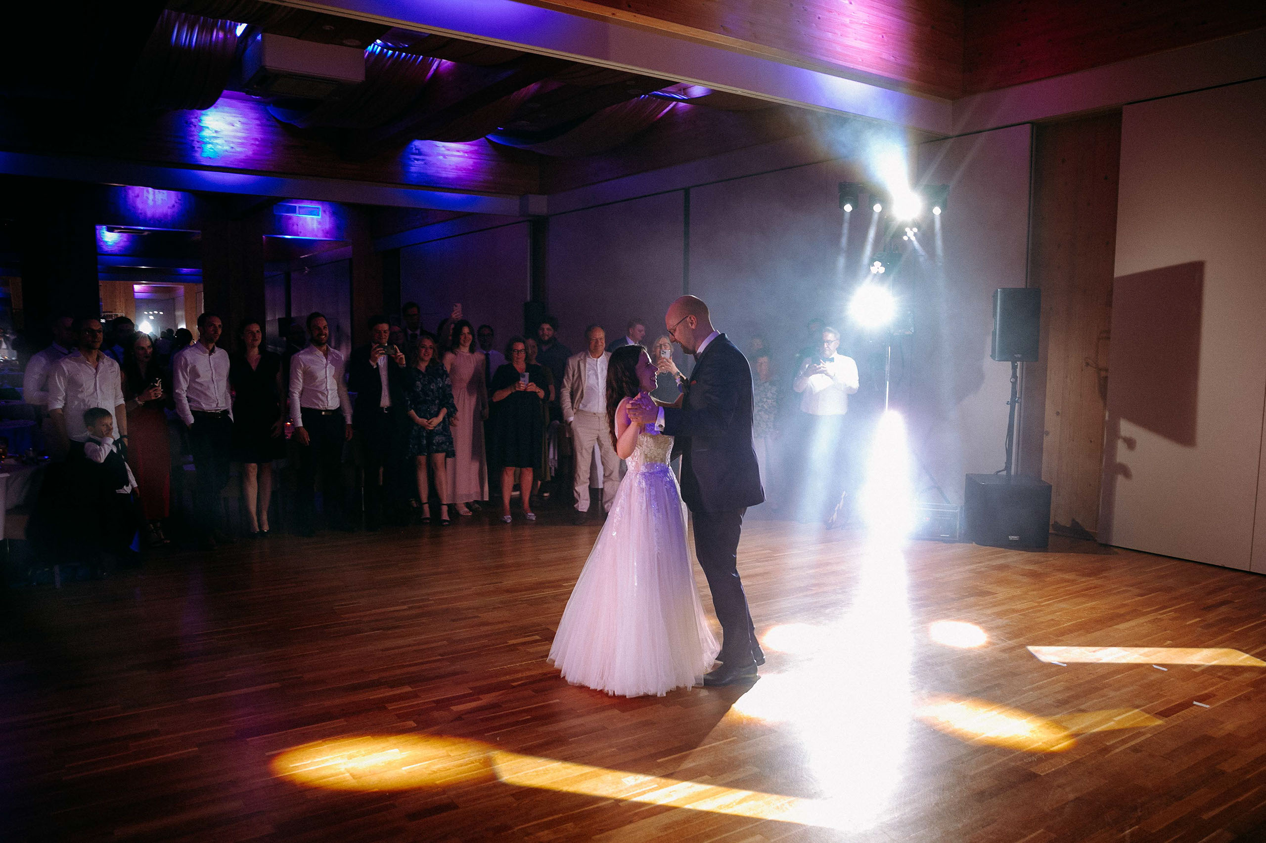 Erster Tanz des Brautpaars bei Hochzeit im Taktgefühl Eventhaus