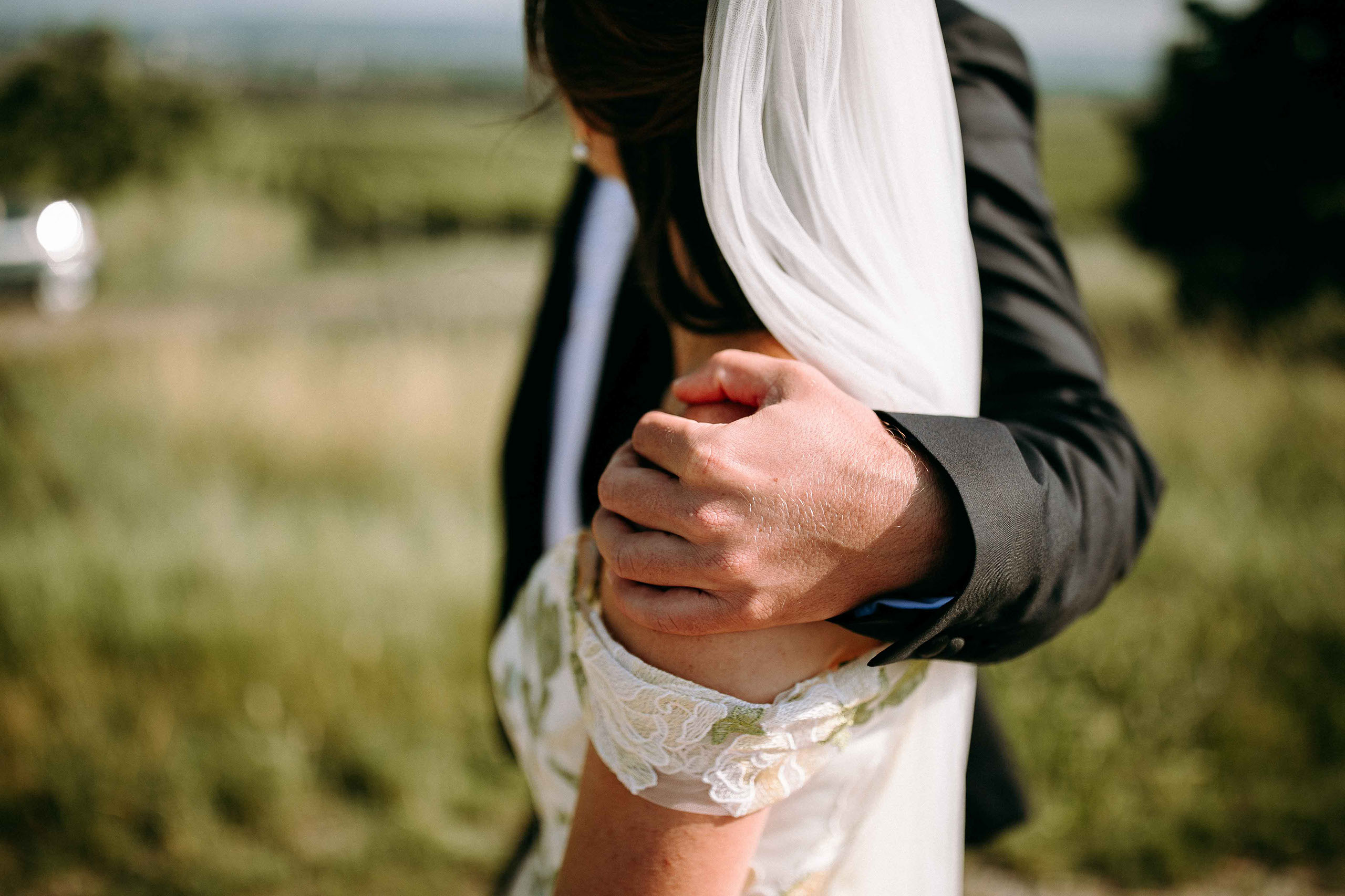 Zärtliche Umarmung eines Brautpaars in den Weinbergen von Schloss Vollrads