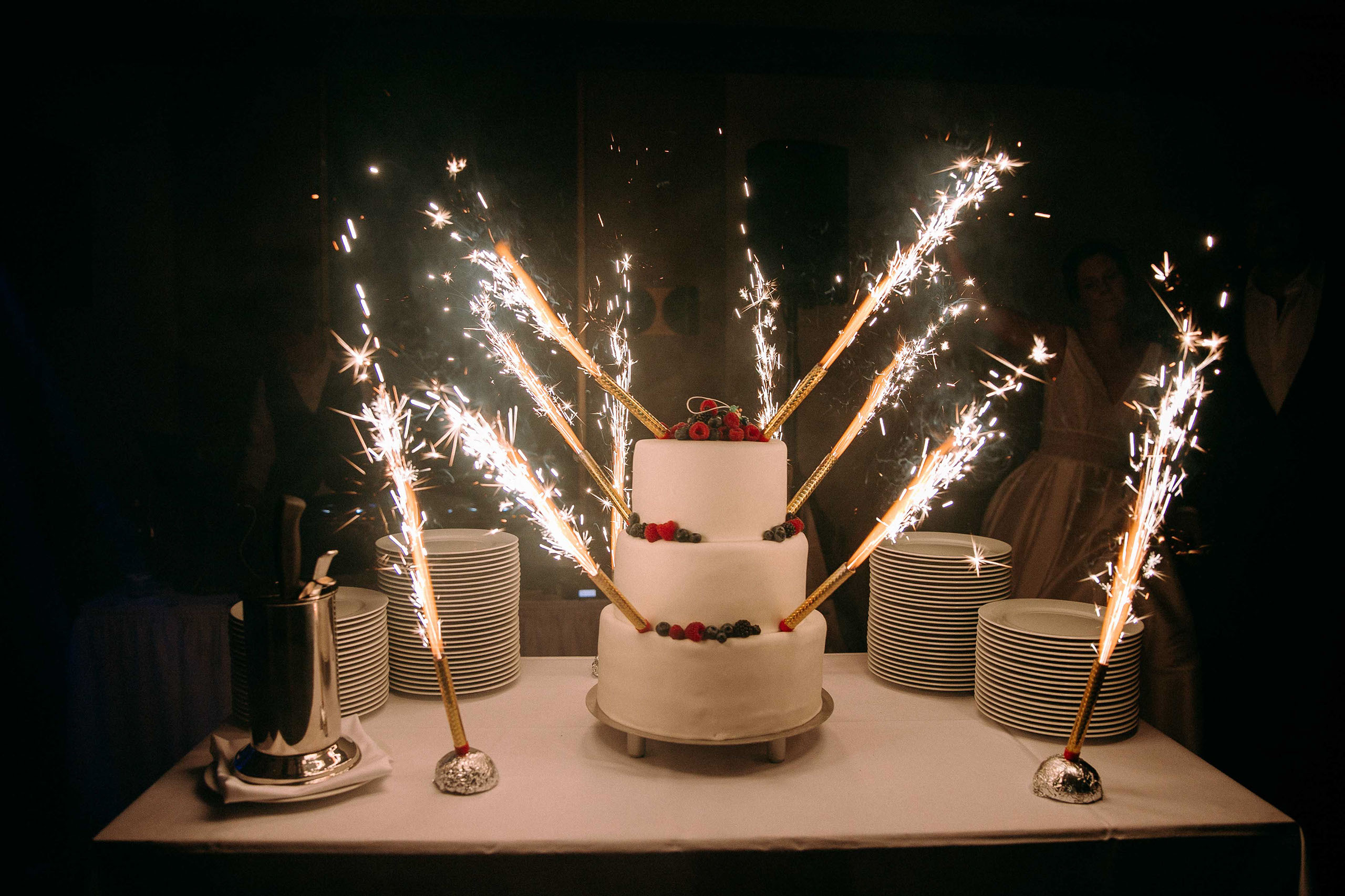 Spektakulärer Anschnitt der Hochzeitstorte mit Fontänen – Höhepunkt festgehalten von Hochzeitsfotograf Bad Homburg