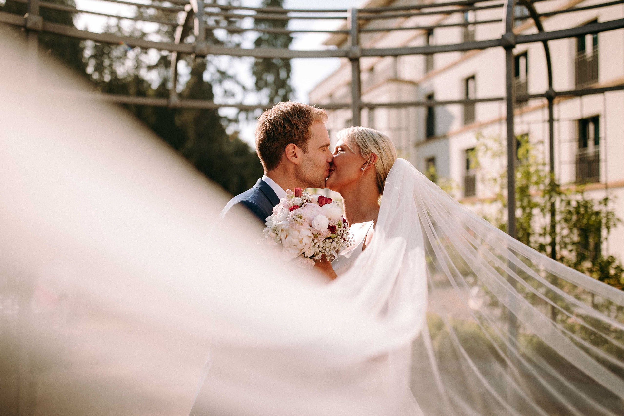 Magischer Kussmoment – Hochzeitslocation Dorint Hotel Oberursel – Freie Trauung