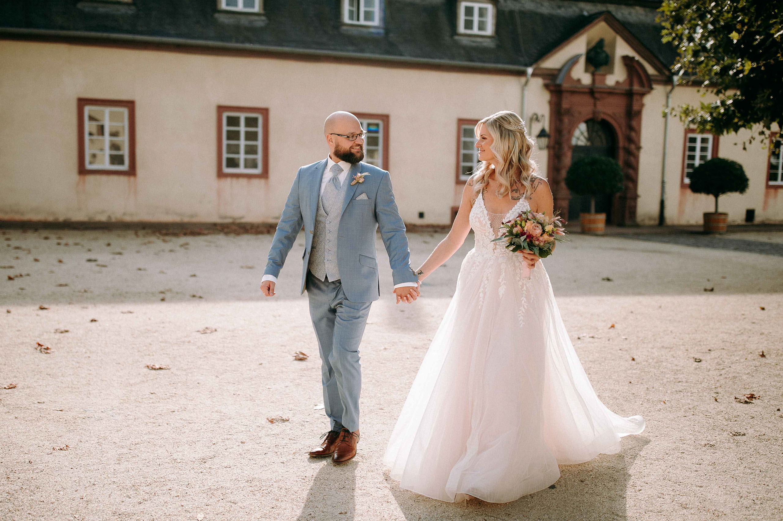 Spaziergang durch den Hof – Hochzeitslocation Schloss Bad Homburg