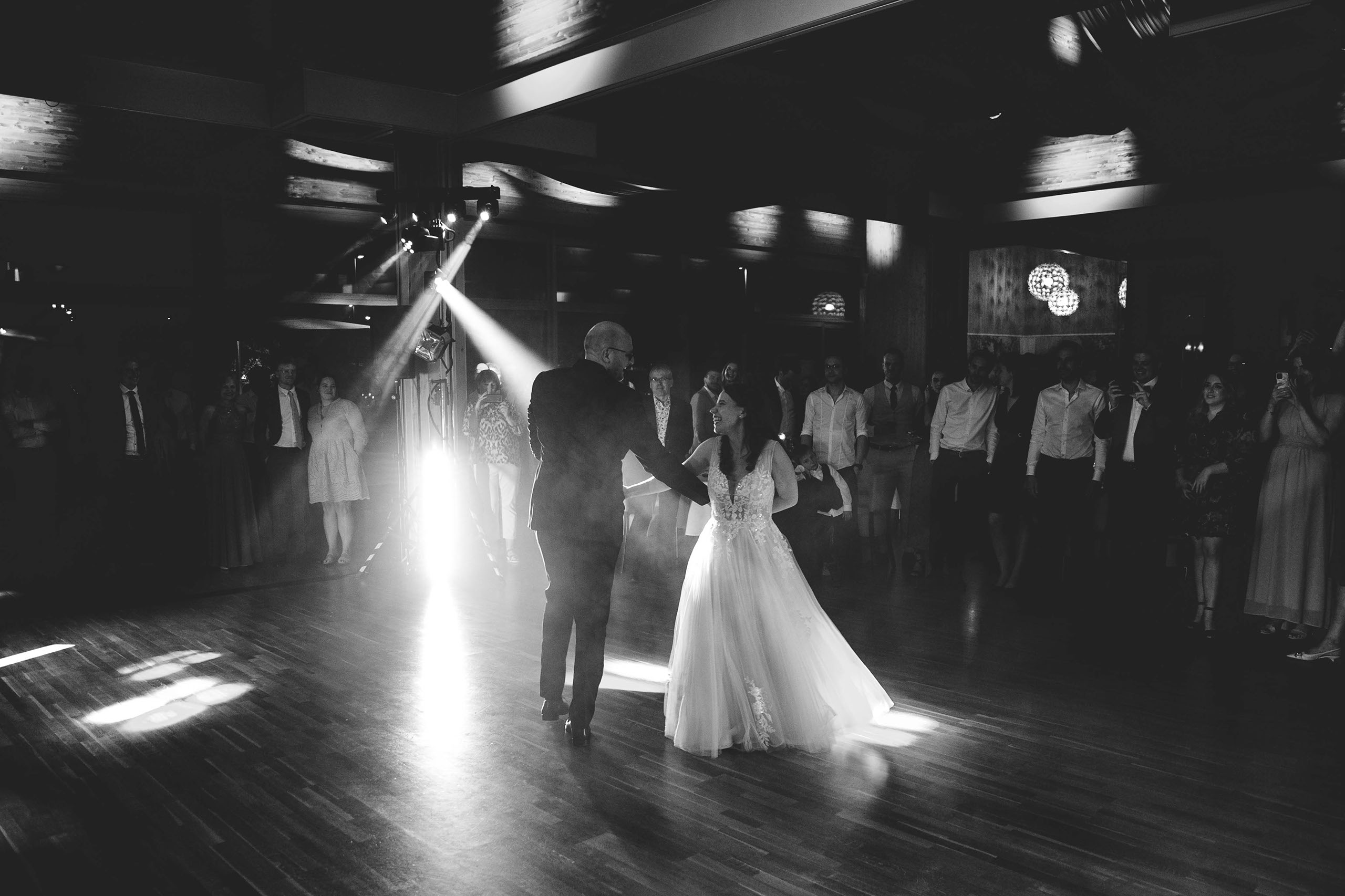 Brautpaar tanzt unter Lichteffekten bei Hochzeitsfeier in Friedrichsdorf