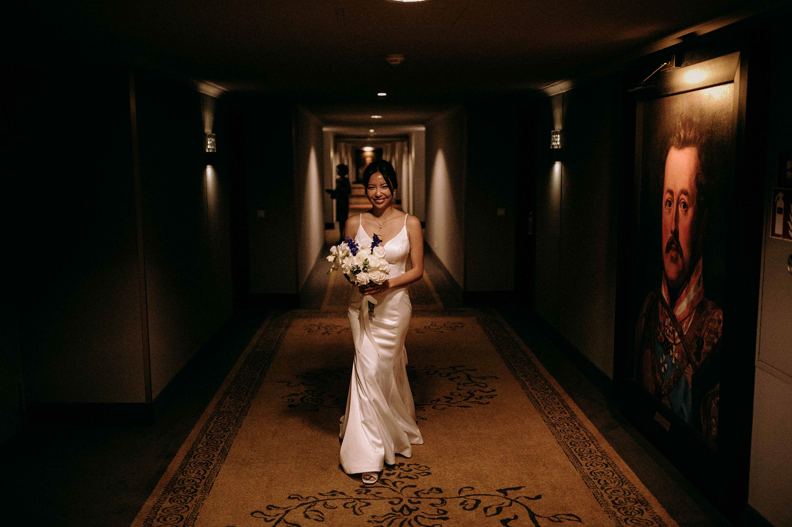 Braut mit Brautstrauß im Flur des Steigenberger Hotels Bad Homburg