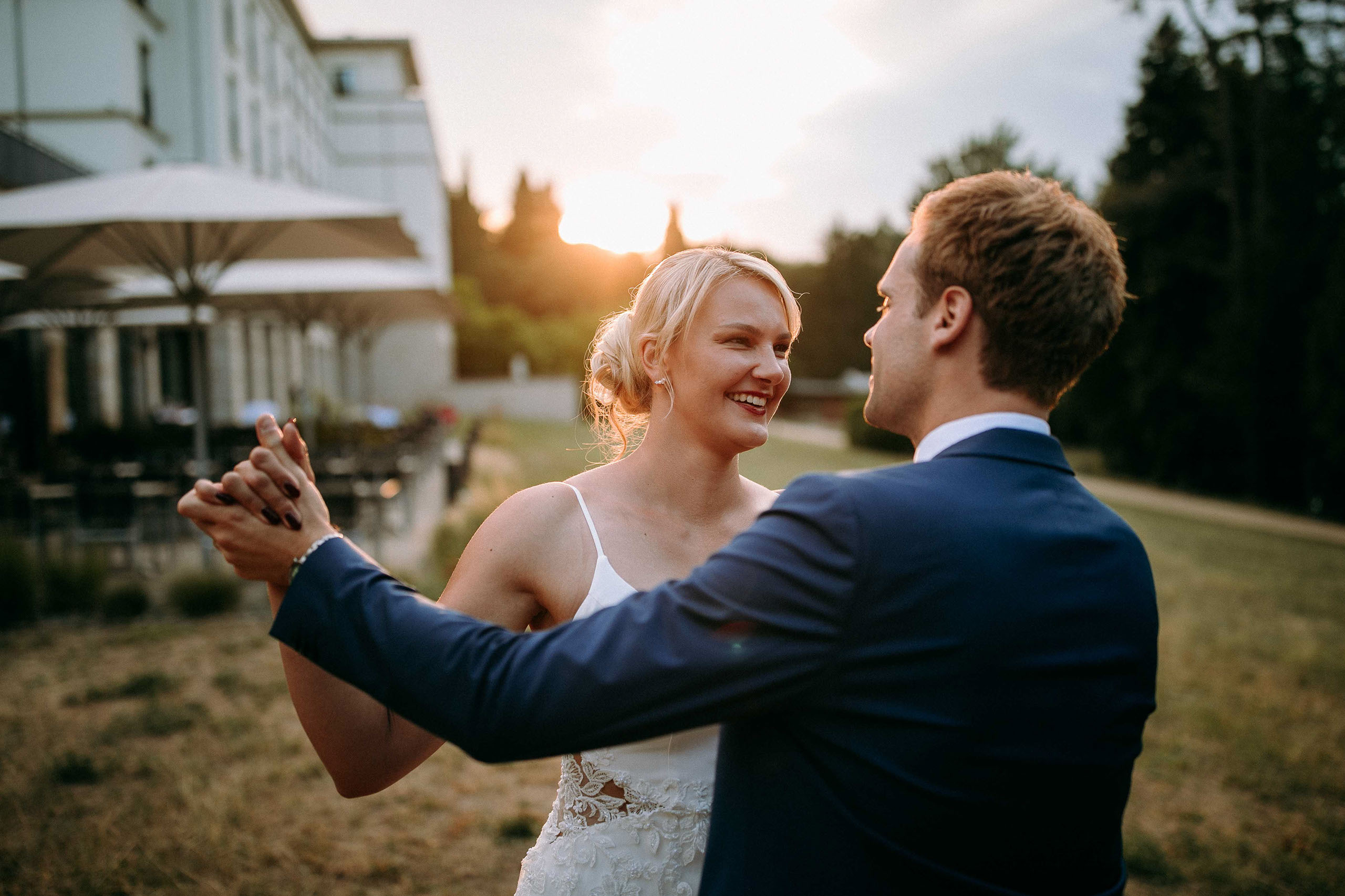 Der Hochzeitsfotograf aus Oberursel macht professionelle Hochzeitsfotos vom Brautpaar zur Golden Hour.