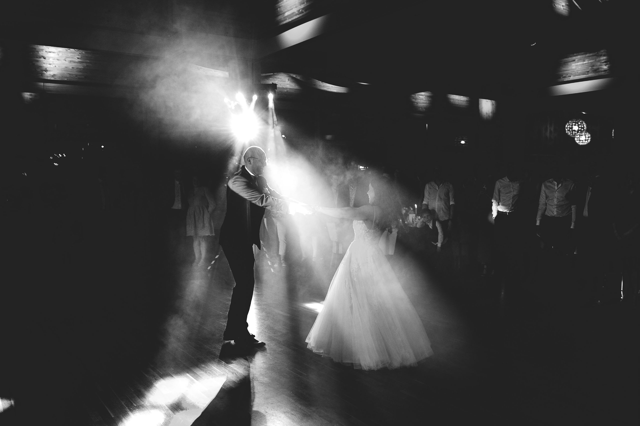 Braut und Bräutigam tanzen romantisch im Lichtkegel während des Hochzeitstanzes im Taktgefühl Eventhaus Friedrichsdorf