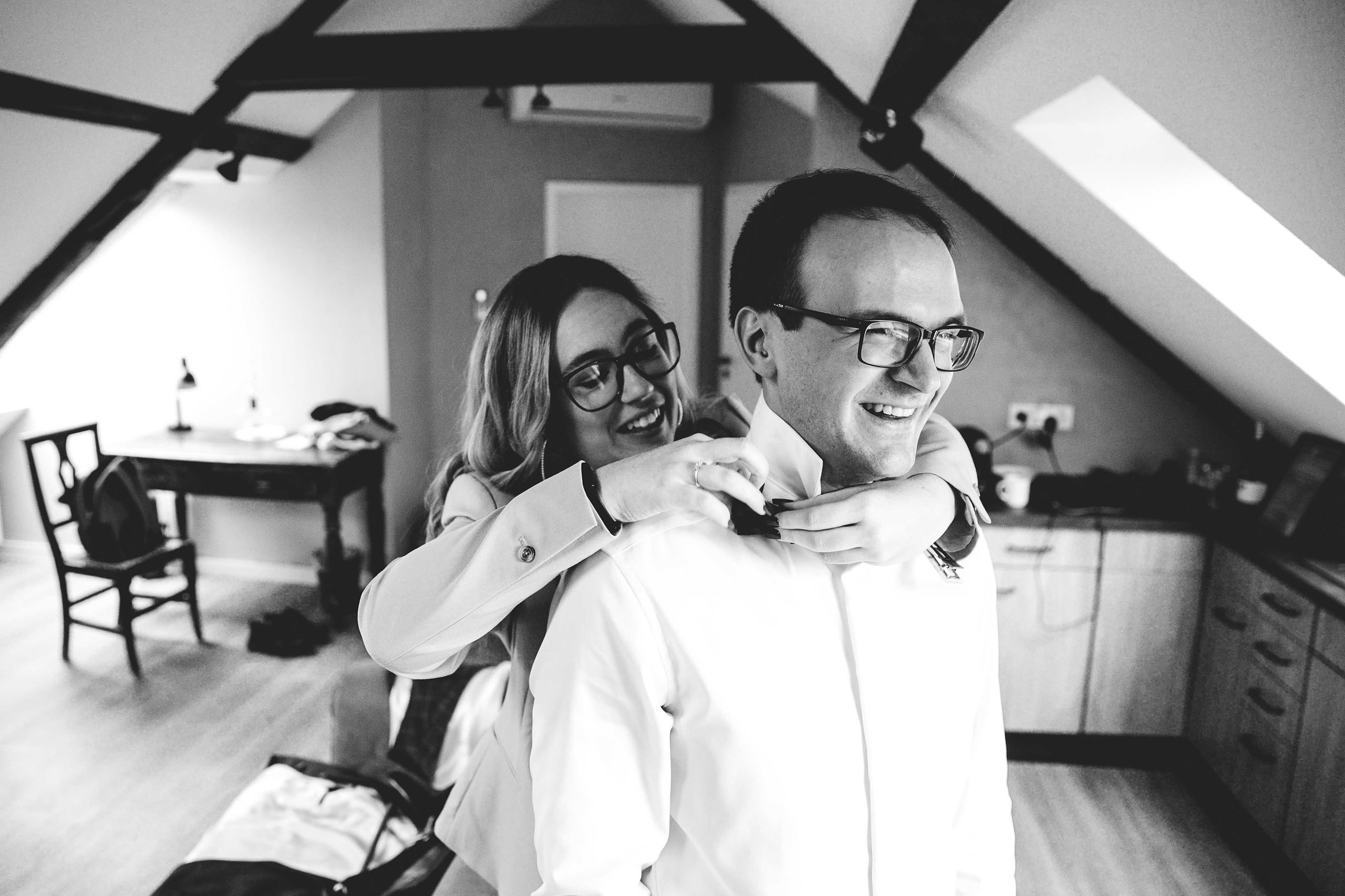 Der Bräutigam wird im Draiser Hof fürs Ankleiden vorbereitet – festgehalten vom Hochzeitsfotograf Rheingau.