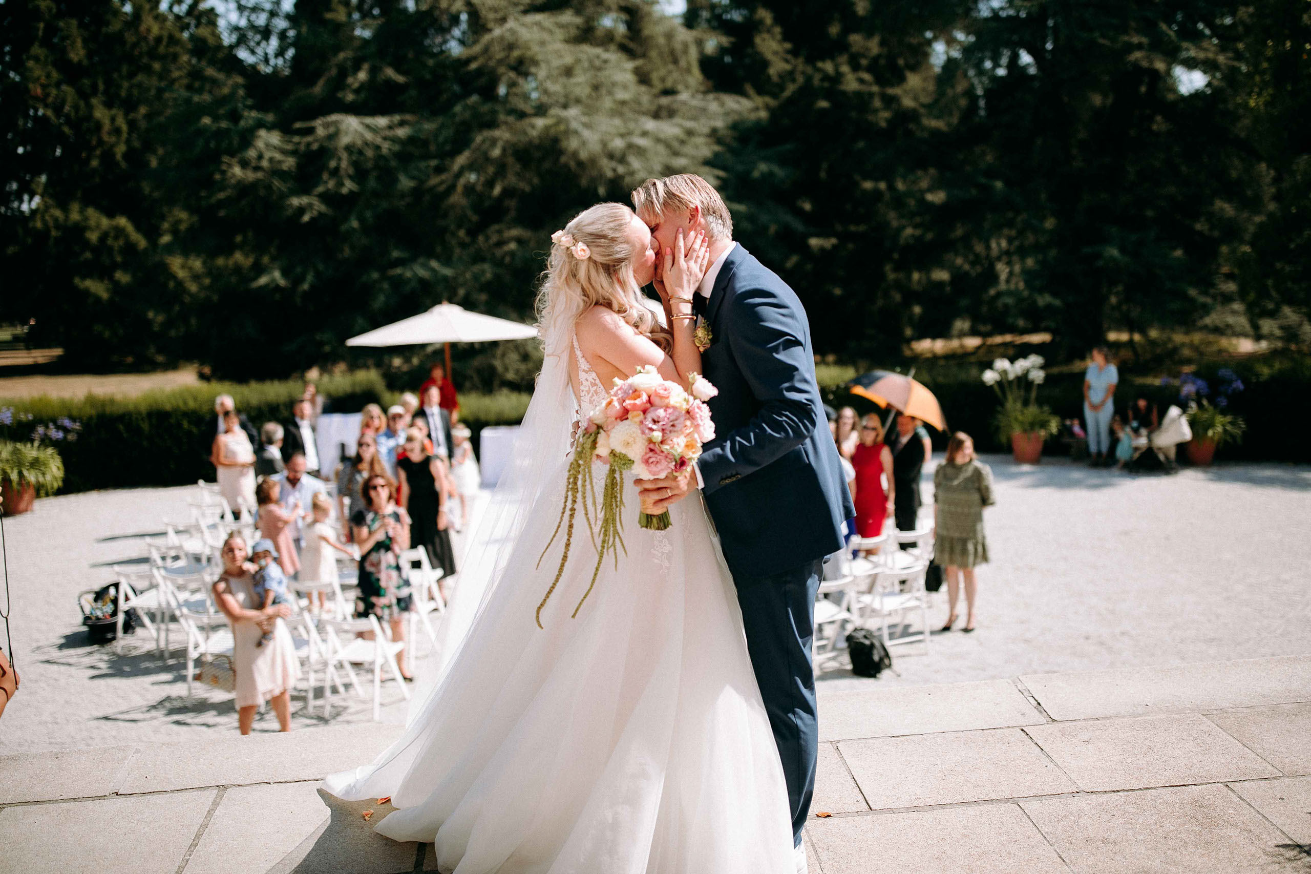 Kuss auf der Treppe nach der Trauung – Brautpaar-Moment voller Emotion