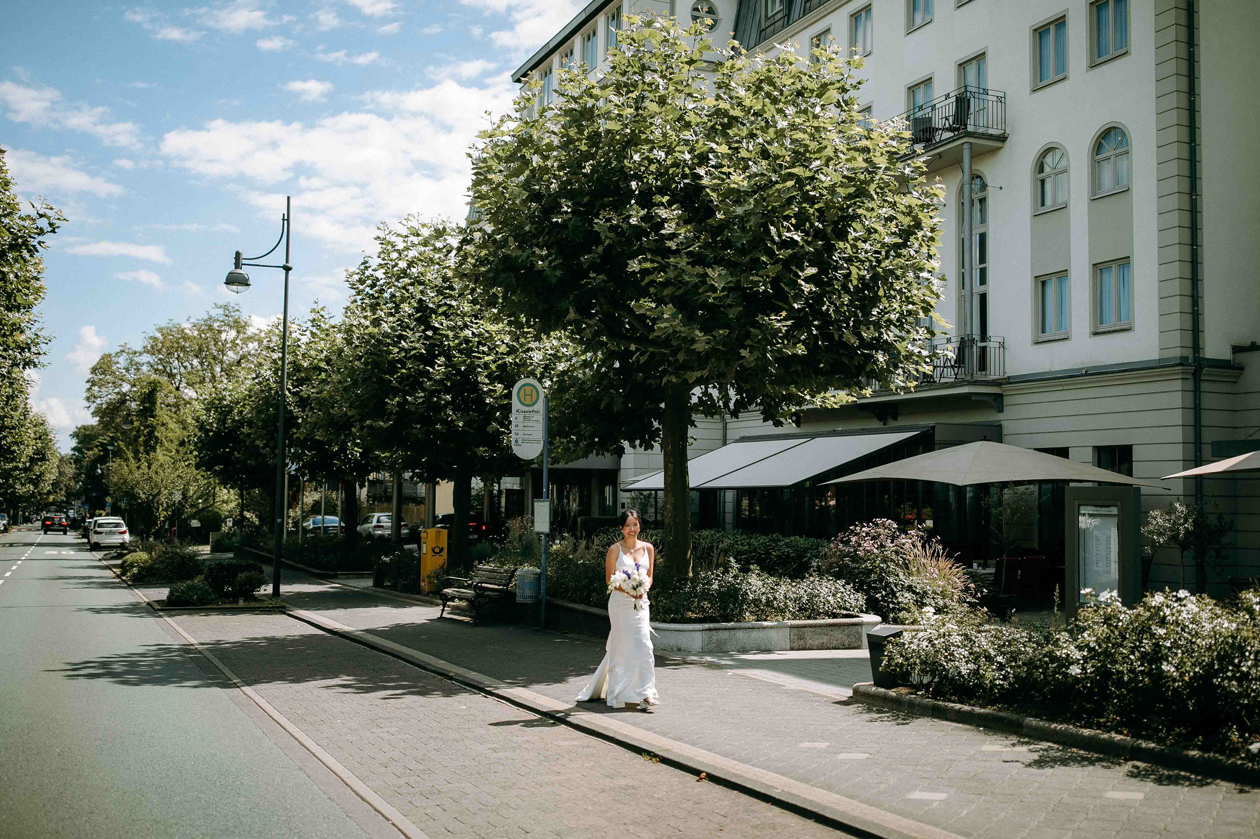 Braut vor dem Steigenberger Hotel Bad Homburg mit Blumenstrauß