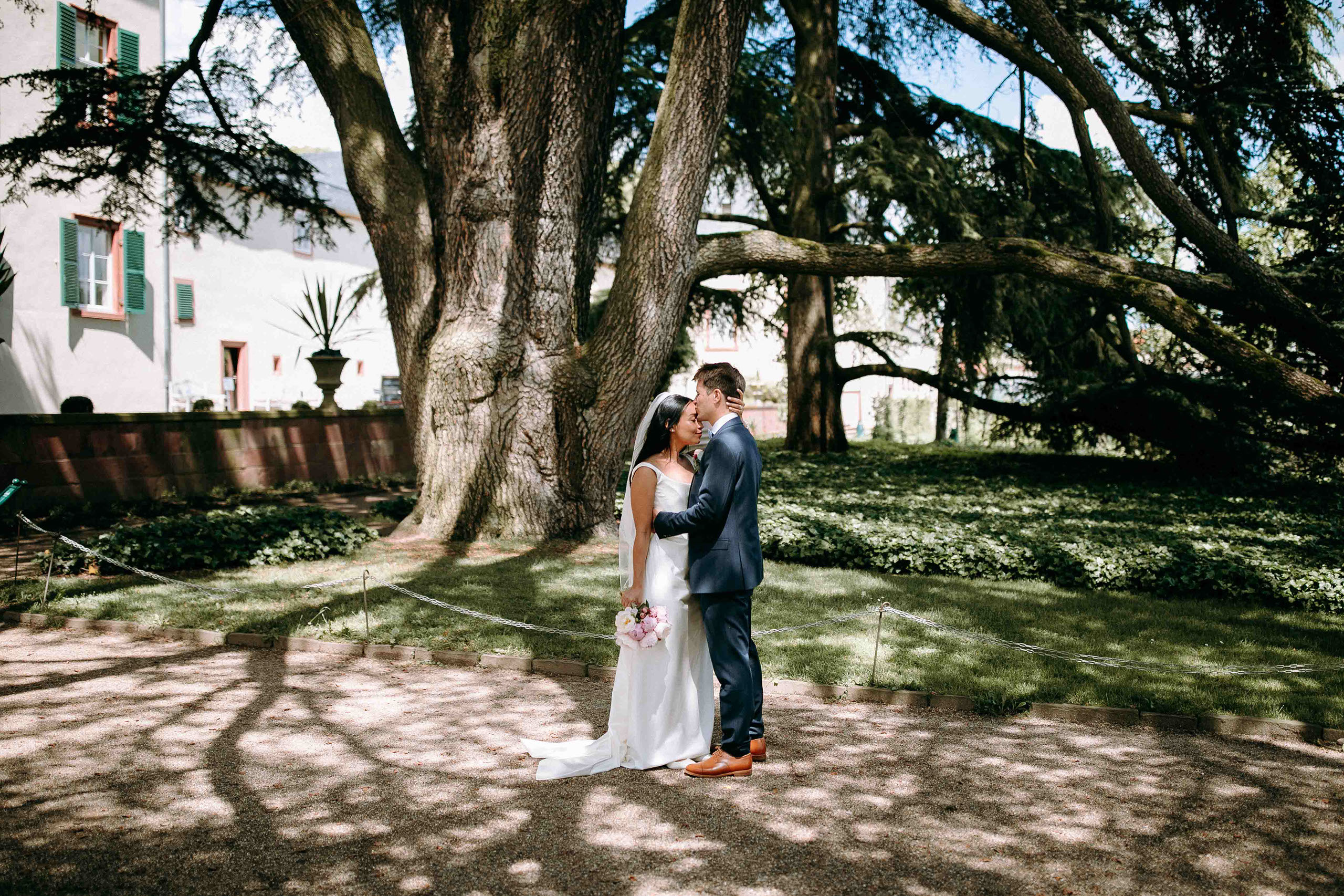 Hochzeitsfotograf Bad Homburg – Brautportrait vor der Hochzeit im Schlosspark bei der alten Zeder.