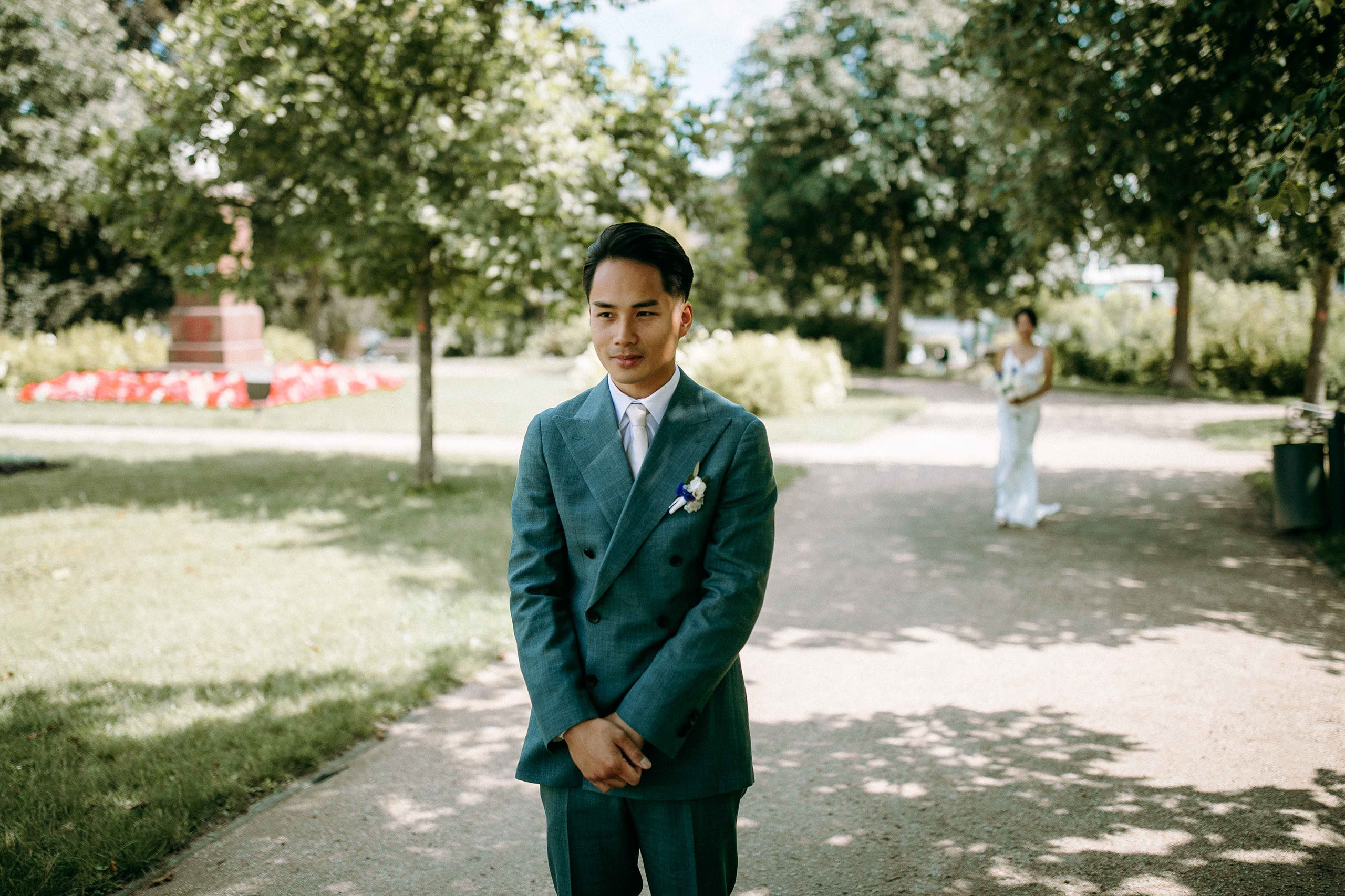 Bräutigam wartet beim First Look im Park beim Steigenberger Hotel