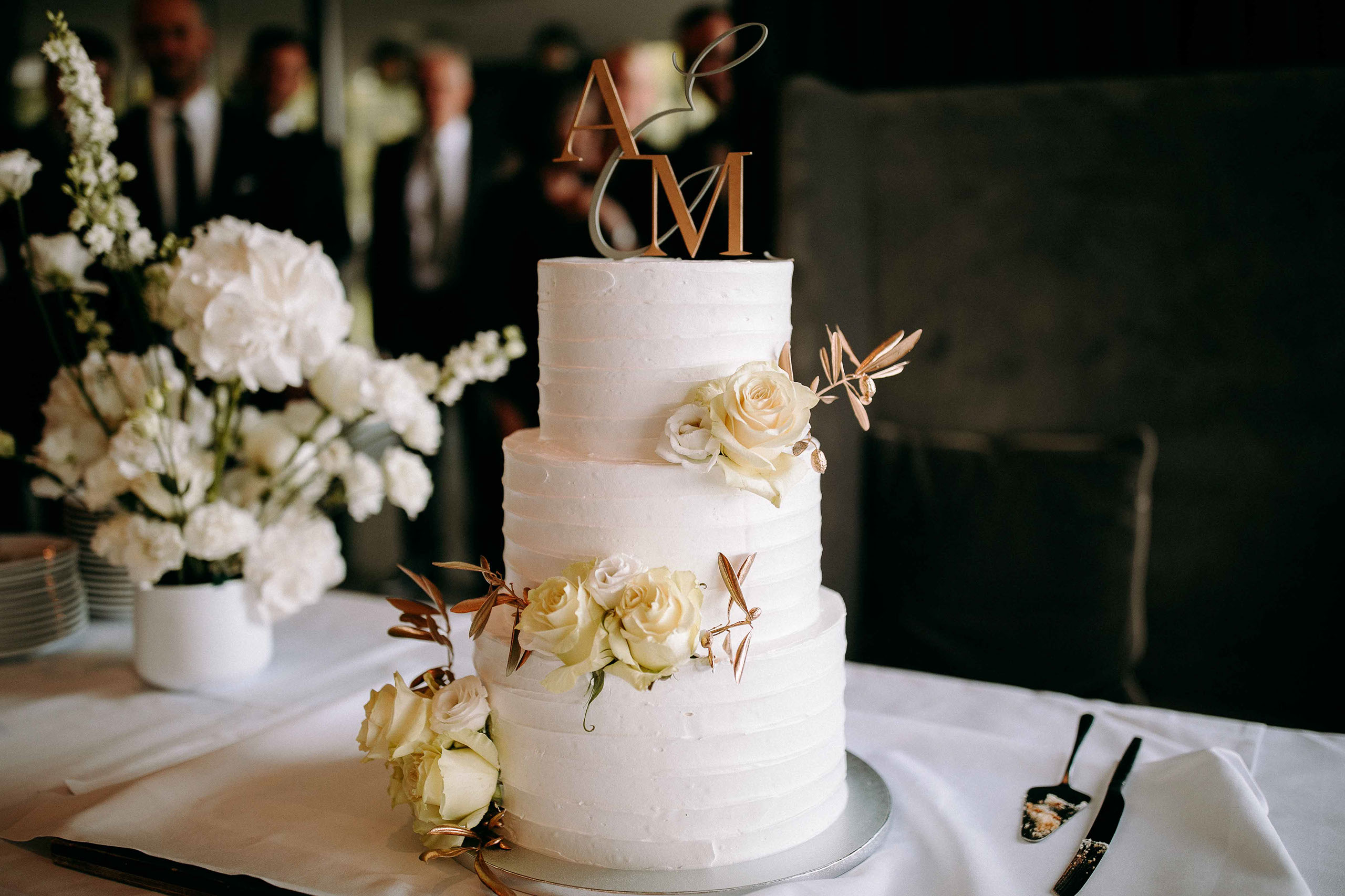 Weiße Hochzeitstorte mit goldenen Akzenten bei einer Feier auf Burg Schwarzenstein – Hochzeitsfotos Rheingau