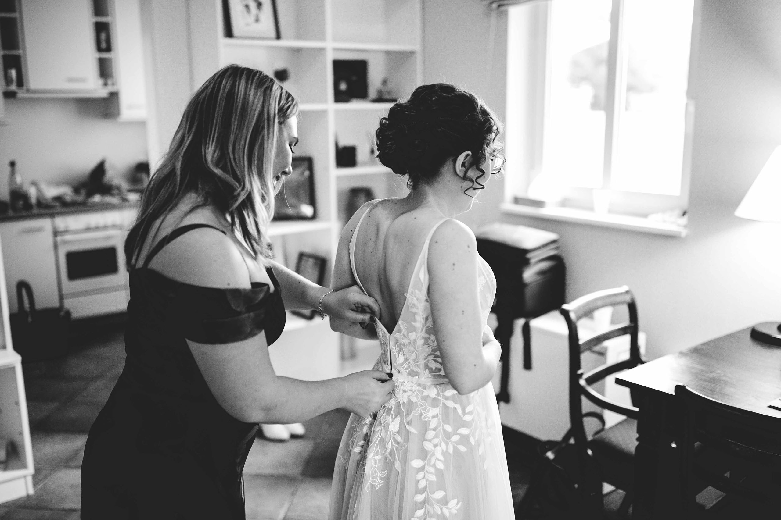 Letzte Handgriffe vor der Trauung – die Braut zieht ihr Kleid im Draiser Hof an – Hochzeitslocation im Rheingau.