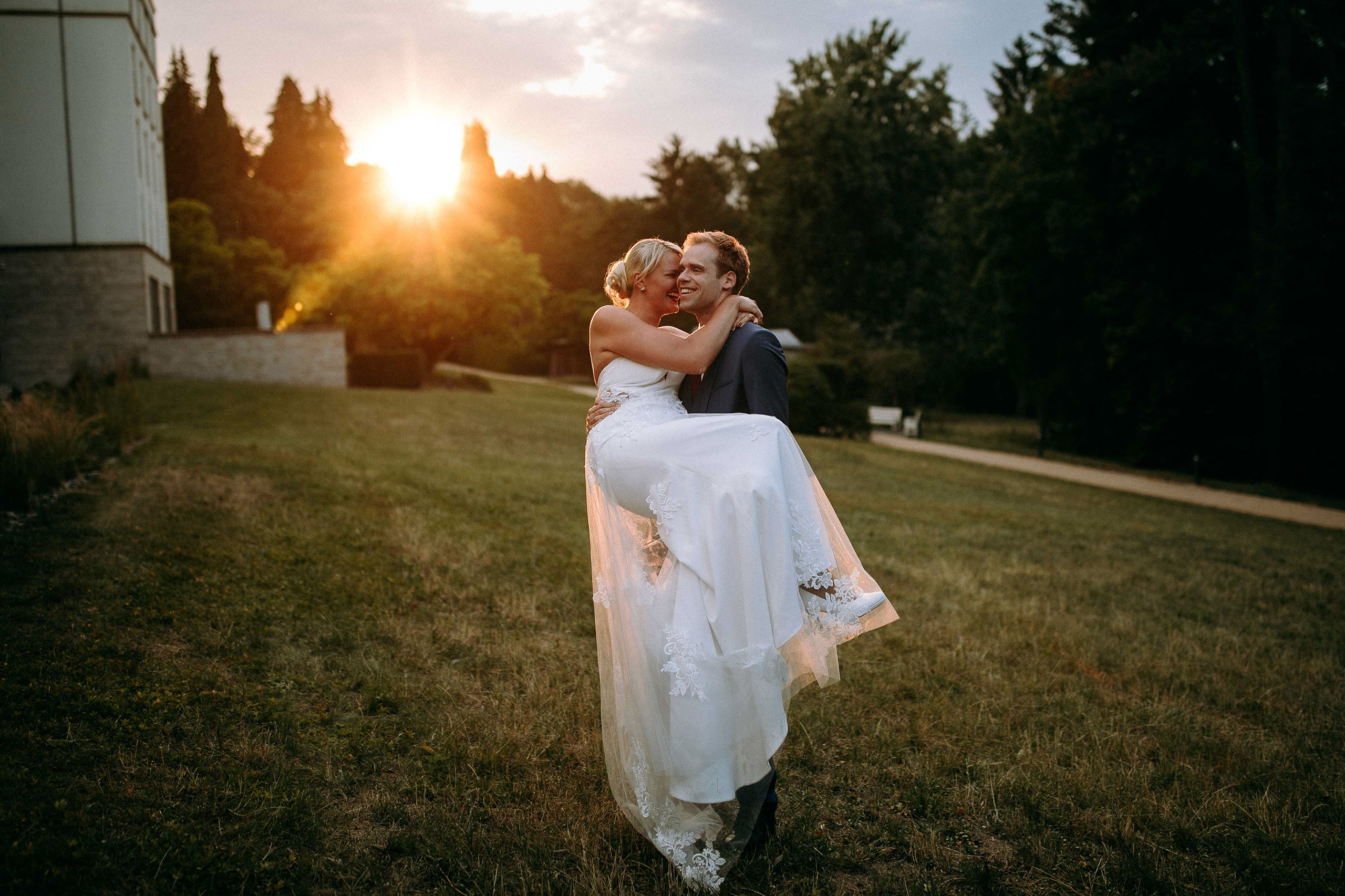 Emotionale Szene: Bräutigam hebt Braut im Sonnenuntergang hoch – Hochzeitslocation Dorint Hotel Oberursel.