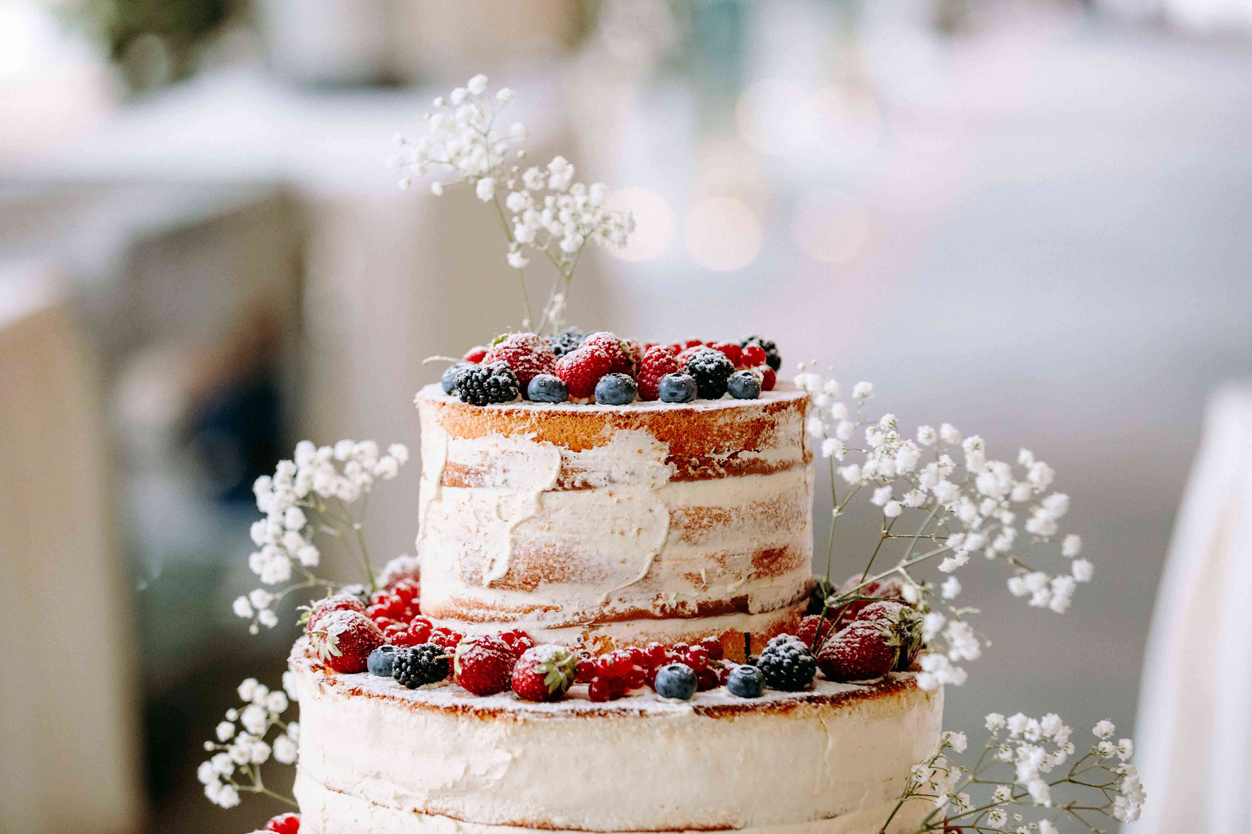 Naked Cake Hochzeitstorte mit frischen Beeren bei einer Hochzeit in der Orangerie Bad Homburg.