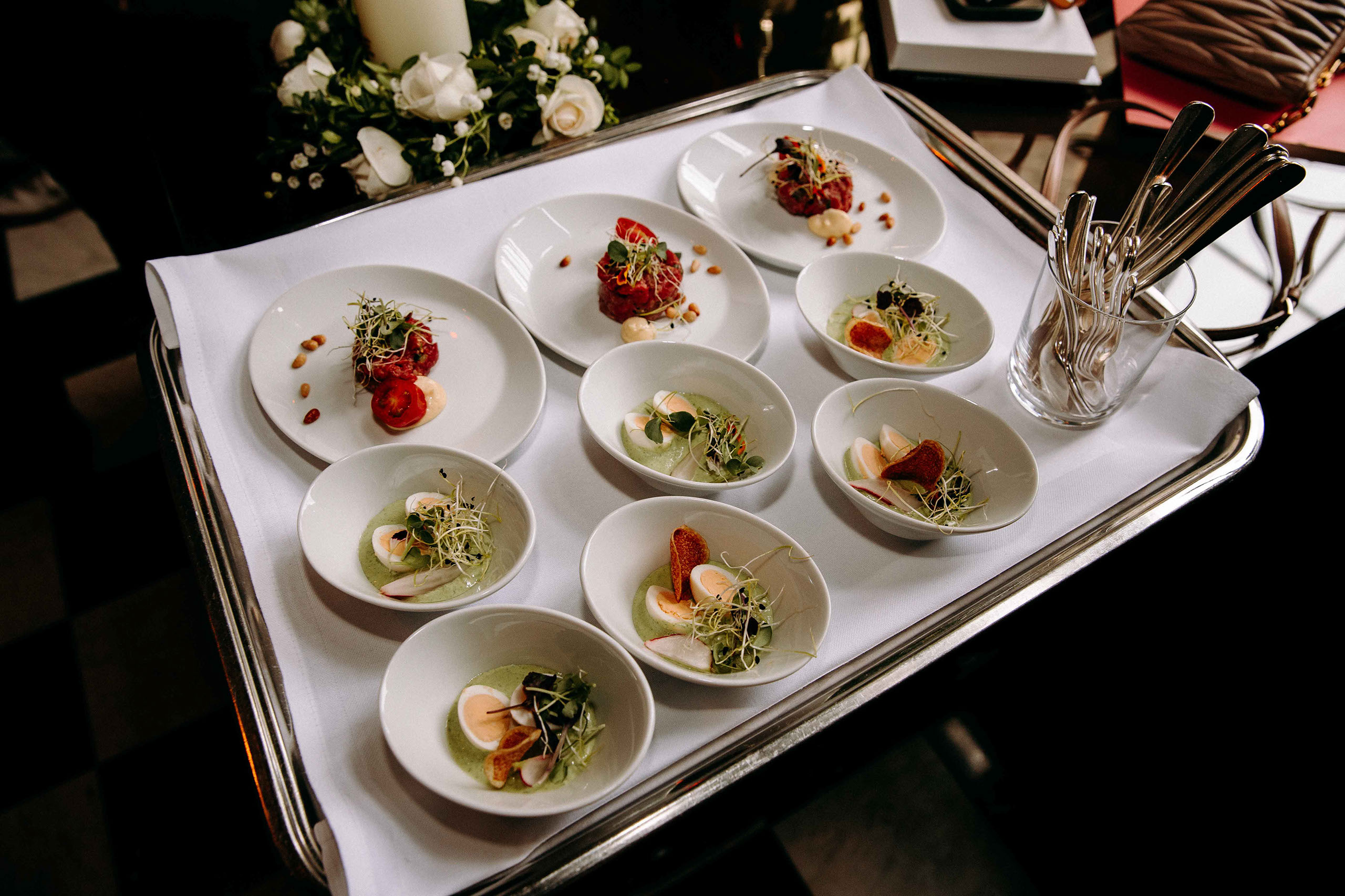 Feines Hochzeitscatering – edle Vorspeisen angerichtet im Schlosshotel Kronberg im Roter Salon