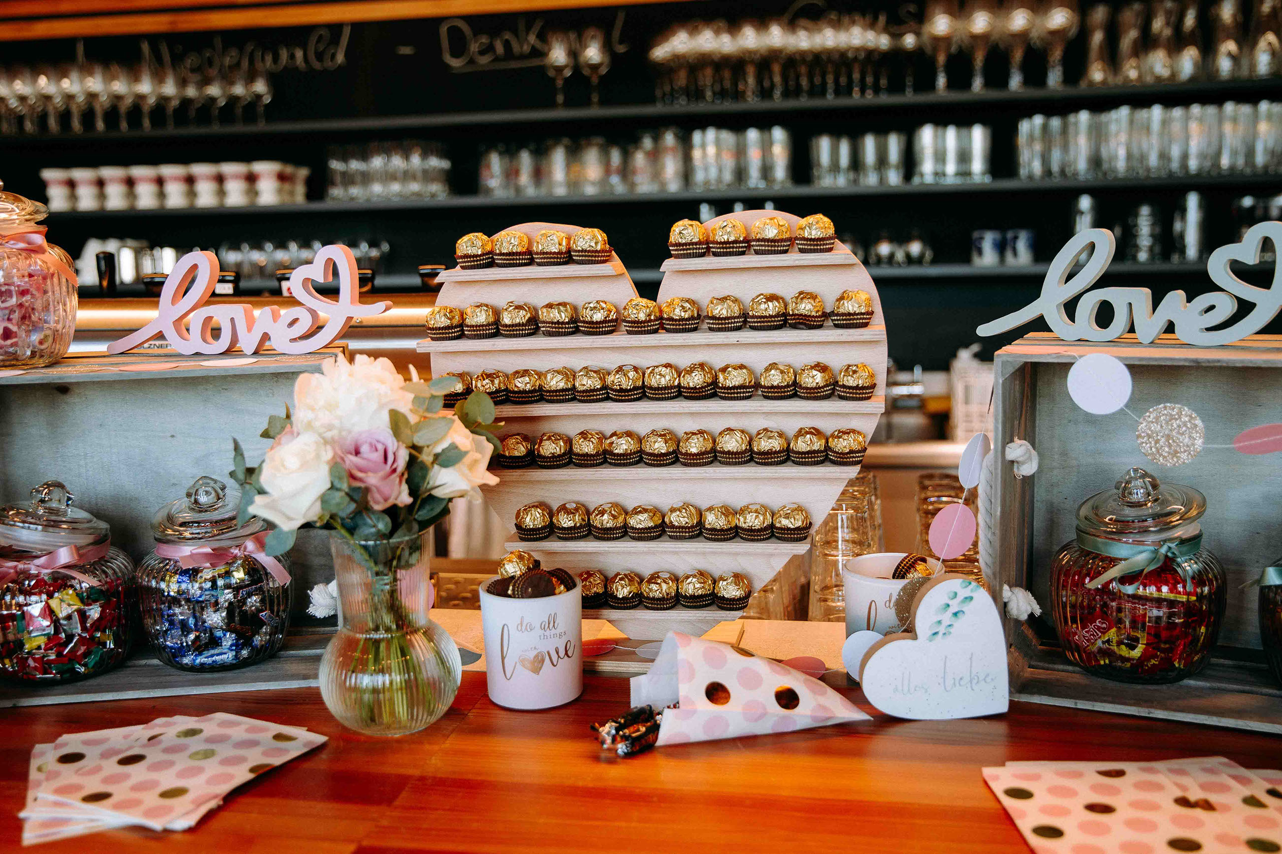 Kreative Süßigkeitenbar in Herzform für Hochzeitsgäste – romantisch und ein Blickfang in der Location Am Niederwald