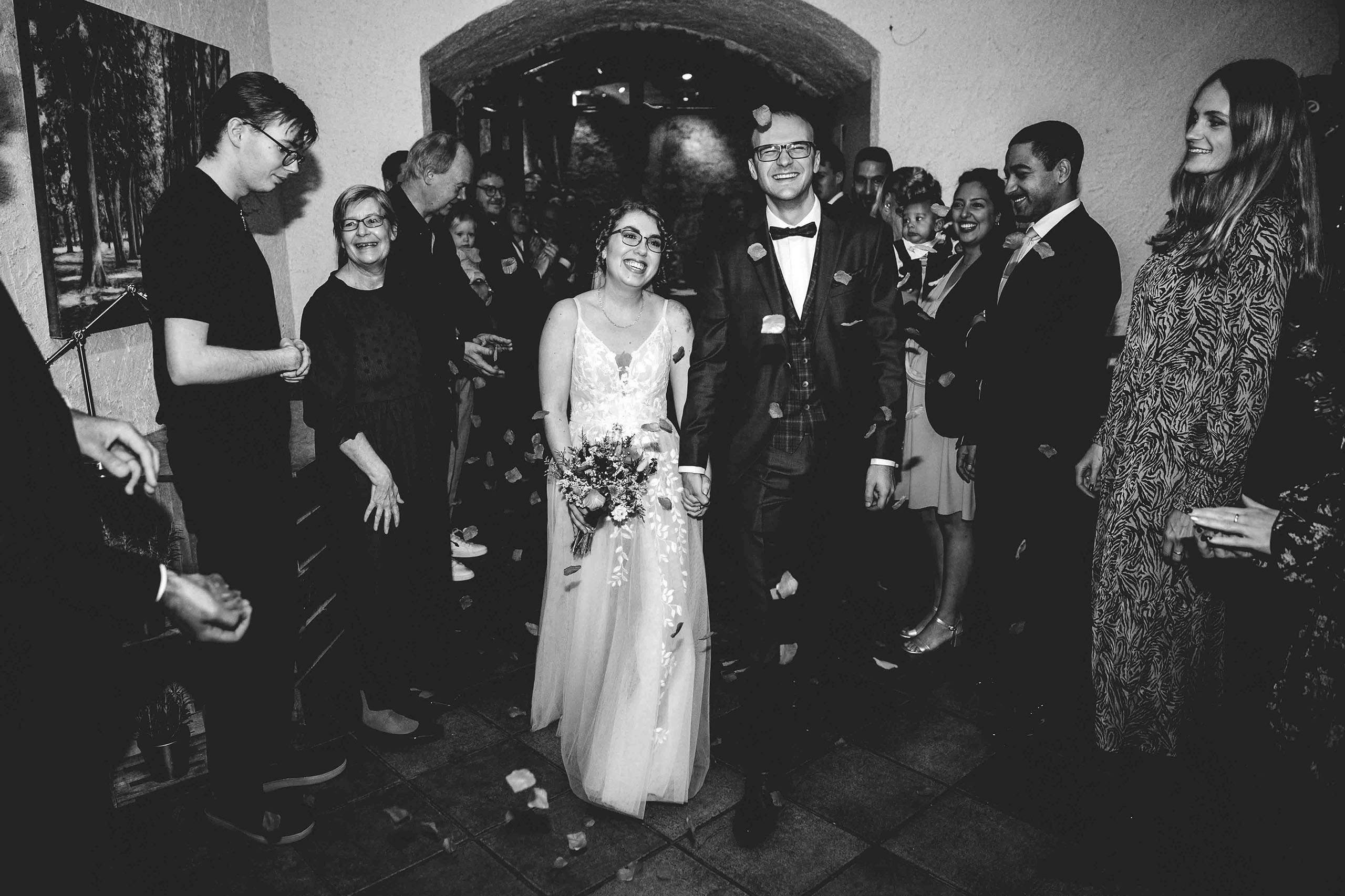 Das frisch vermählte Paar betritt den Saal unter Applaus – Hochzeitslocation Baron Knyphausen, fotografiert im Rheingau.