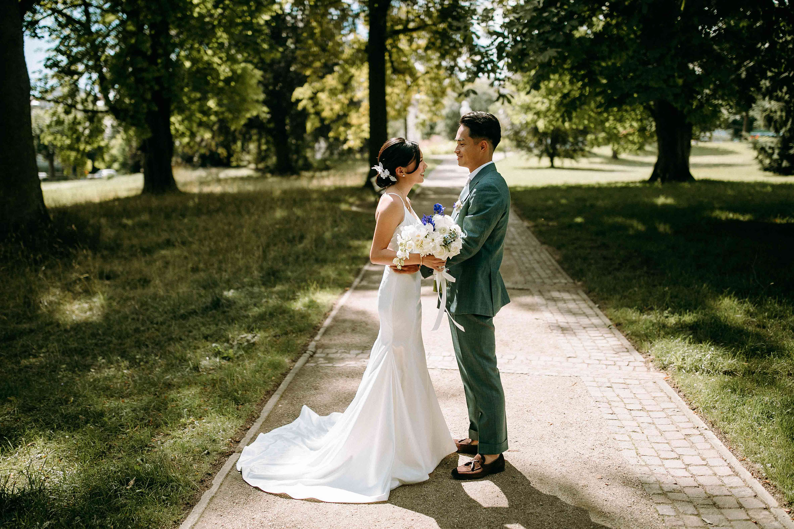 Emotionale Reaktion der Braut beim First Look im Kurpark