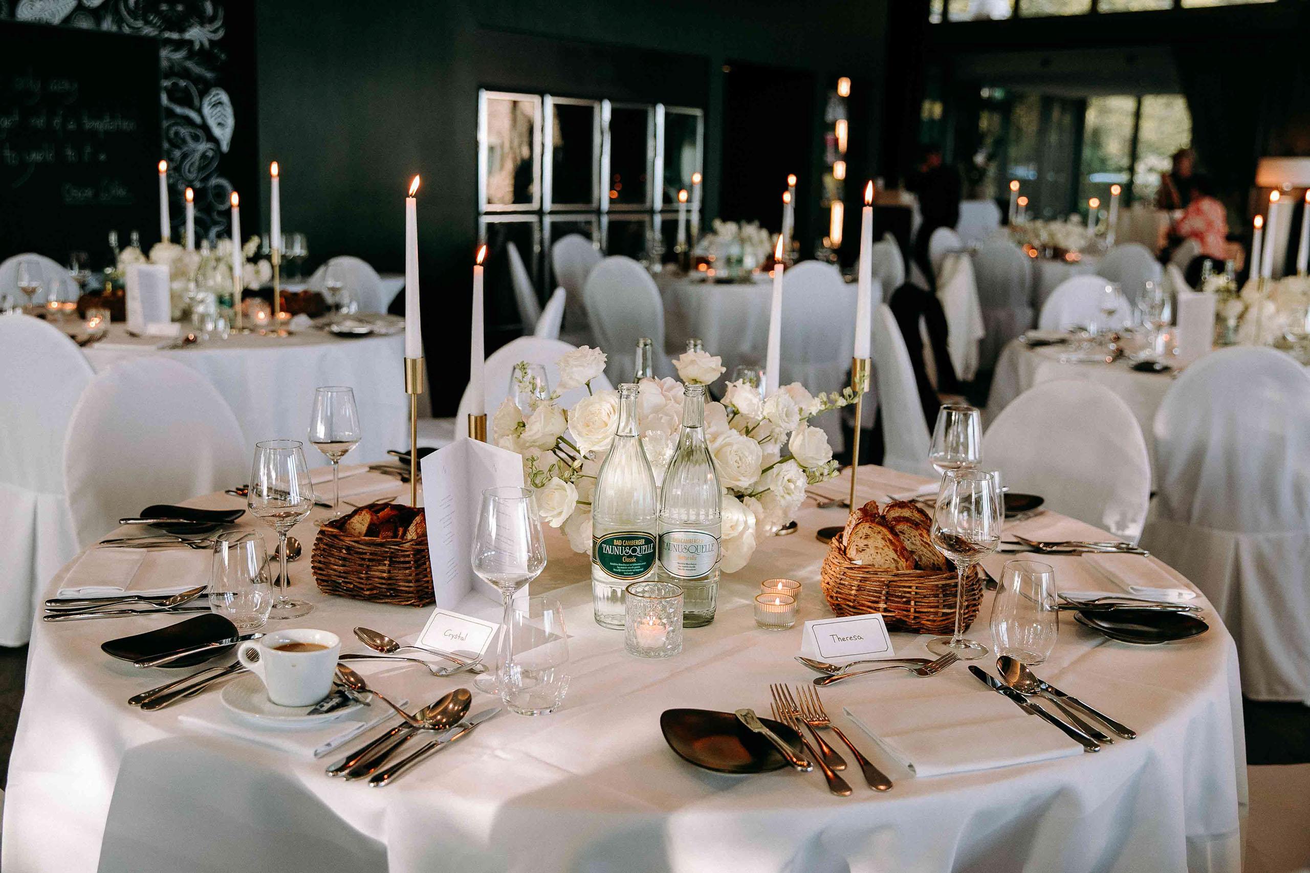 Abendliche Stimmung im Hochzeitssaal auf Burg Schwarzenstein mit Kerzenlicht – Hochzeitslocation Rheingau