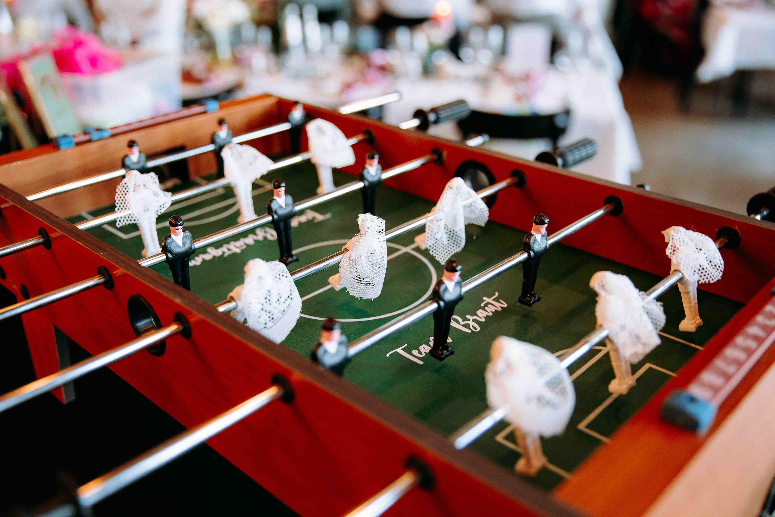 Tischkicker mit Braut- und Bräutigamfiguren – unterhaltsames Hochzeitsspiel im Rheingau bei der Location Am Niederwald