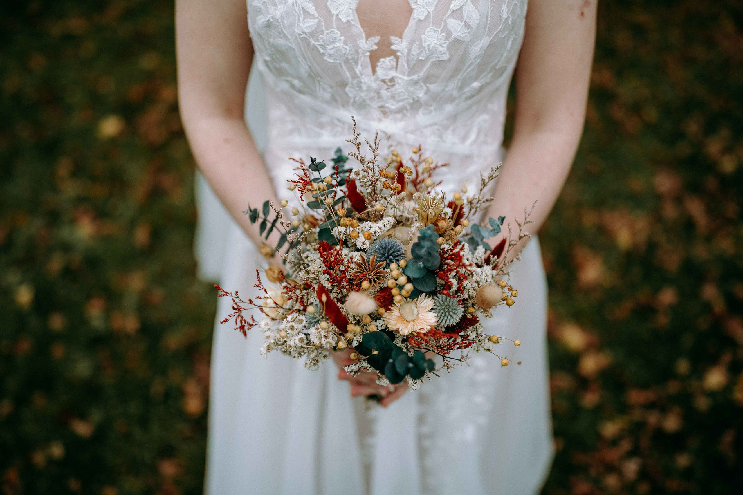 Herbstlicher Brautstrauß mit Trockenblumen im Draiser Hof – festgehalten vom Hochzeitsfotograf Rheingau.