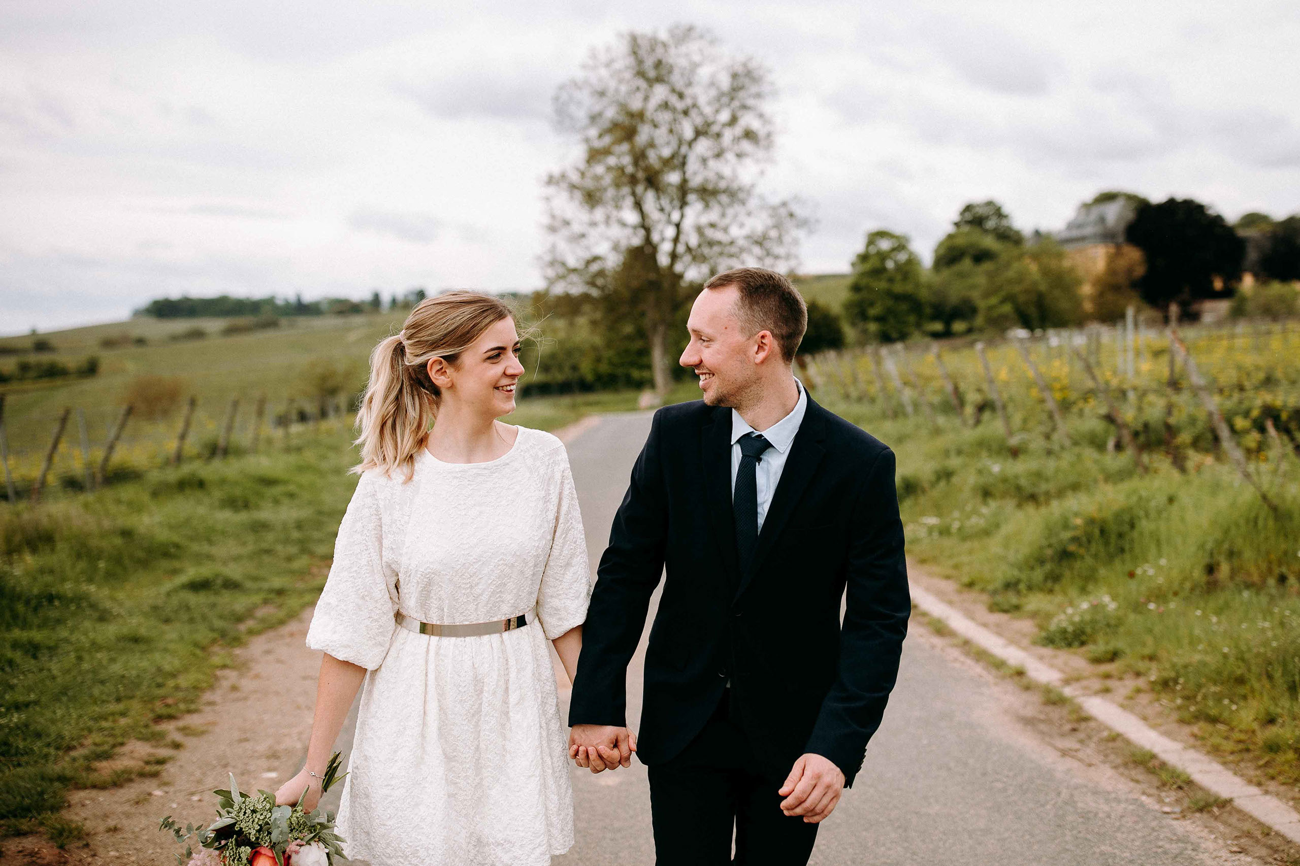 Junges Paar beim Spaziergang in den Weinbergen