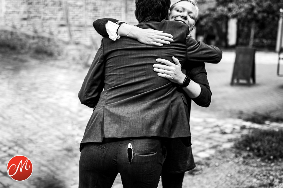 Zerrissene Hose beim Lachen – authentische Hochzeitsreportage im Hessenpark – Hochzeitsfotograf Bad Homburg