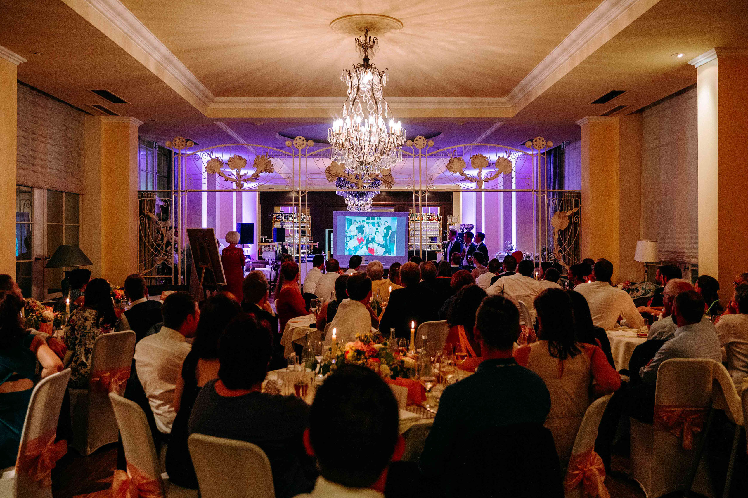 Festlich beleuchtete Wandelhalle als Hochzeitslocation in Bad Homburg bei Nacht.