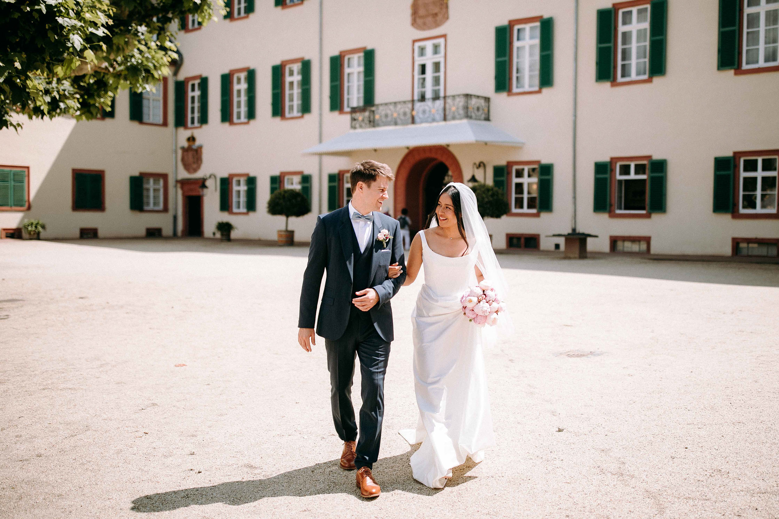Romantische Hochzeitsfotos Schloss Bad Homburg Weisser Saal – Spaziergang im Innenhof