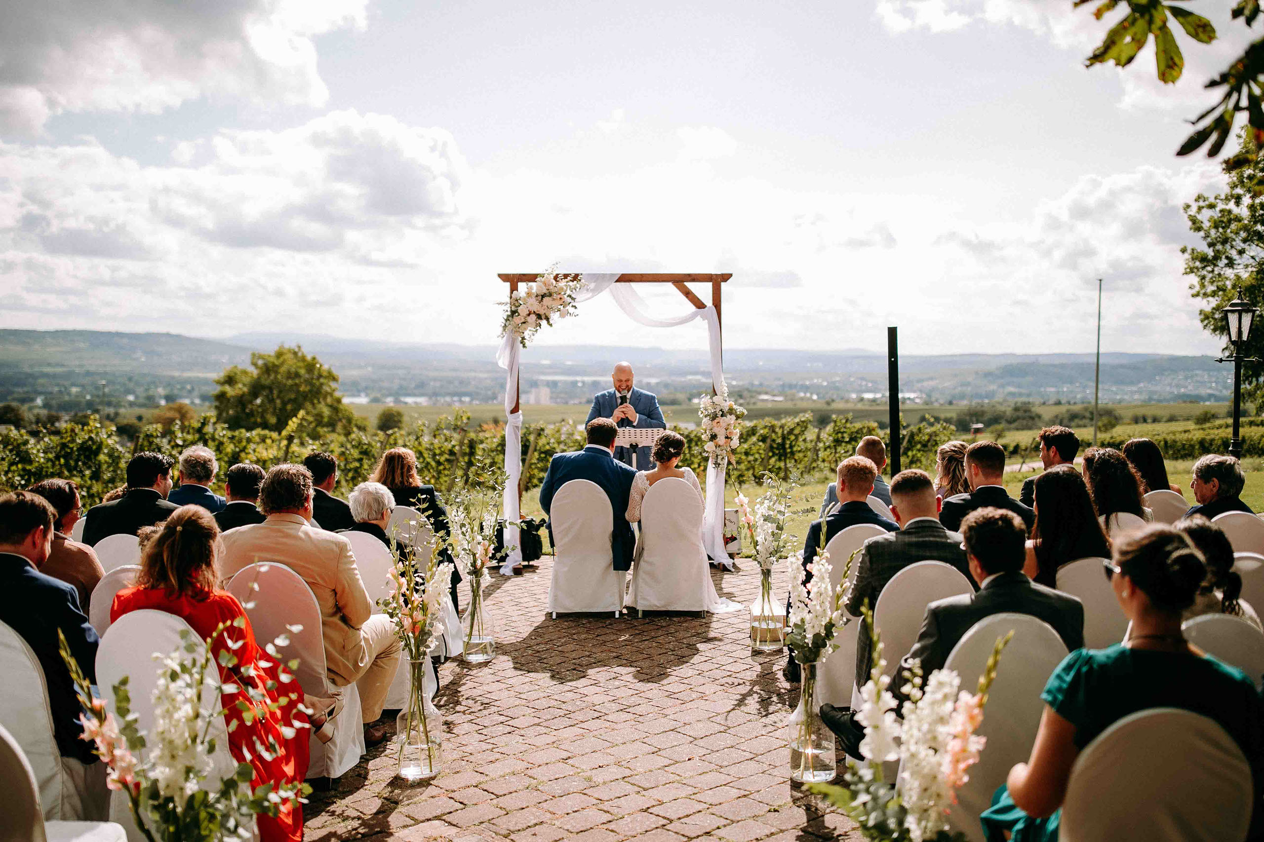 Freie Trauung mit Trauredner und Ausblick auf die Weinberge – Hochzeit auf Burg Schwarzenstein
