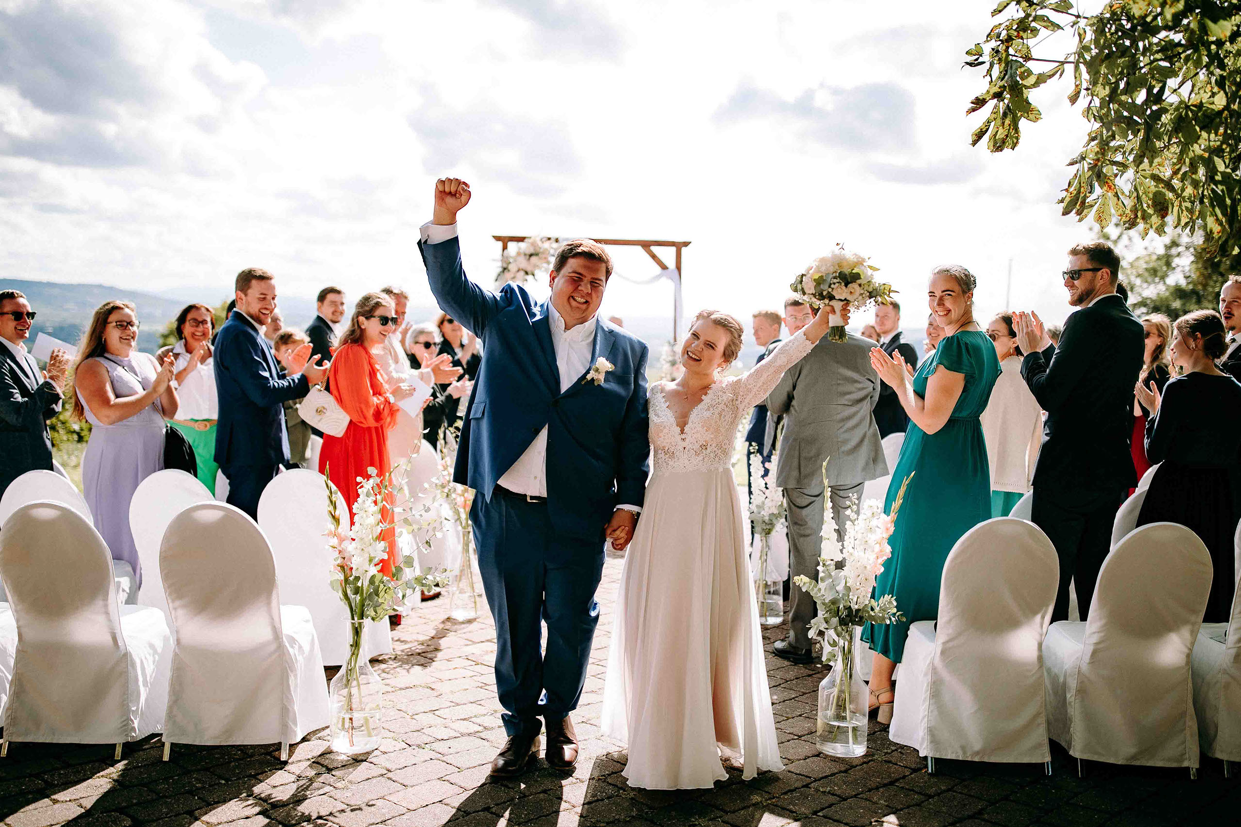 Brautpaar jubelt nach der Trauung auf Burg Schwarzenstein – Hochzeitsfotos Rheingau