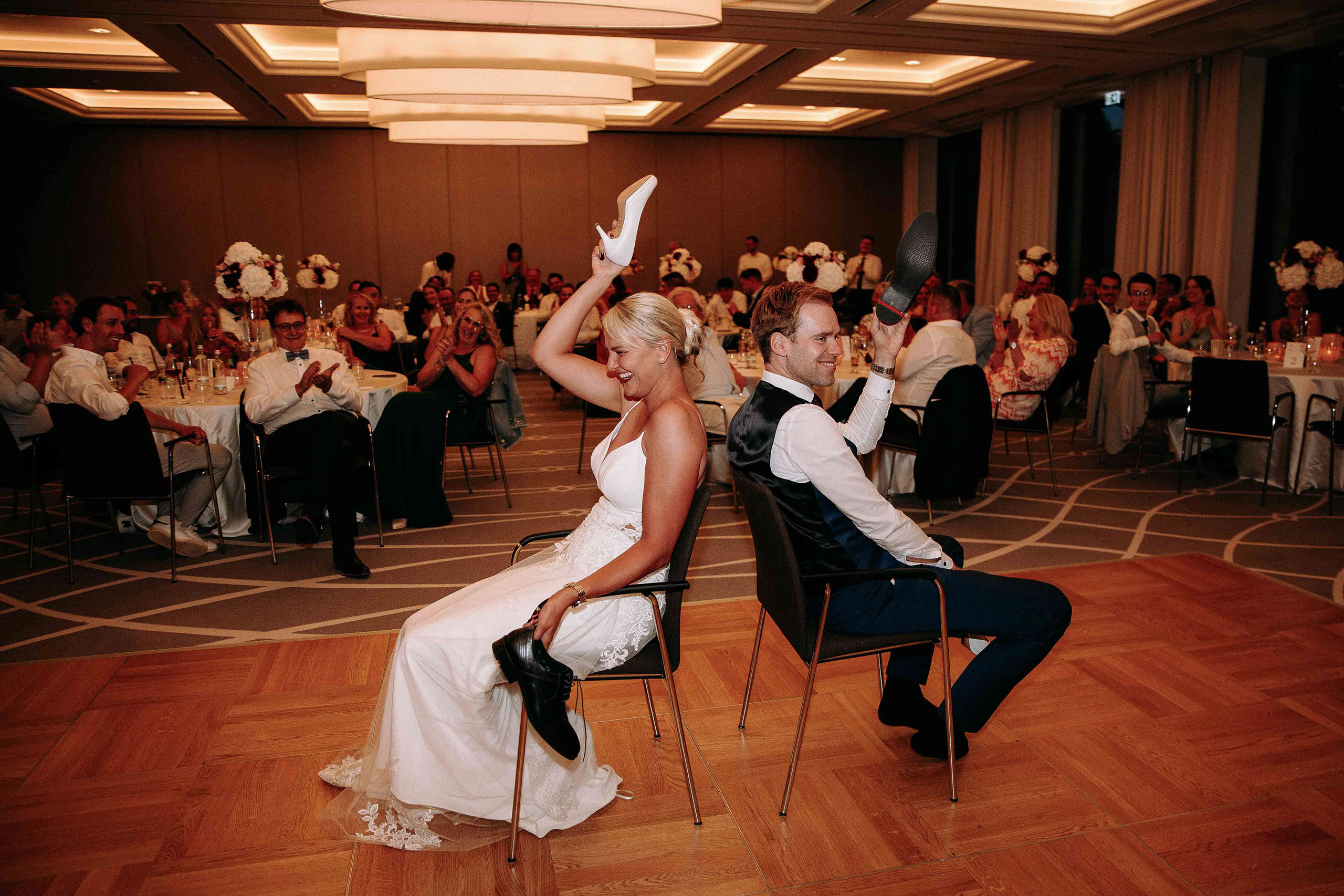 Braut und Bräutigam beim beliebten Hochzeitsspiel mit Schuhen – Hochzeitsfeier im Dorint Hotel Oberursel.