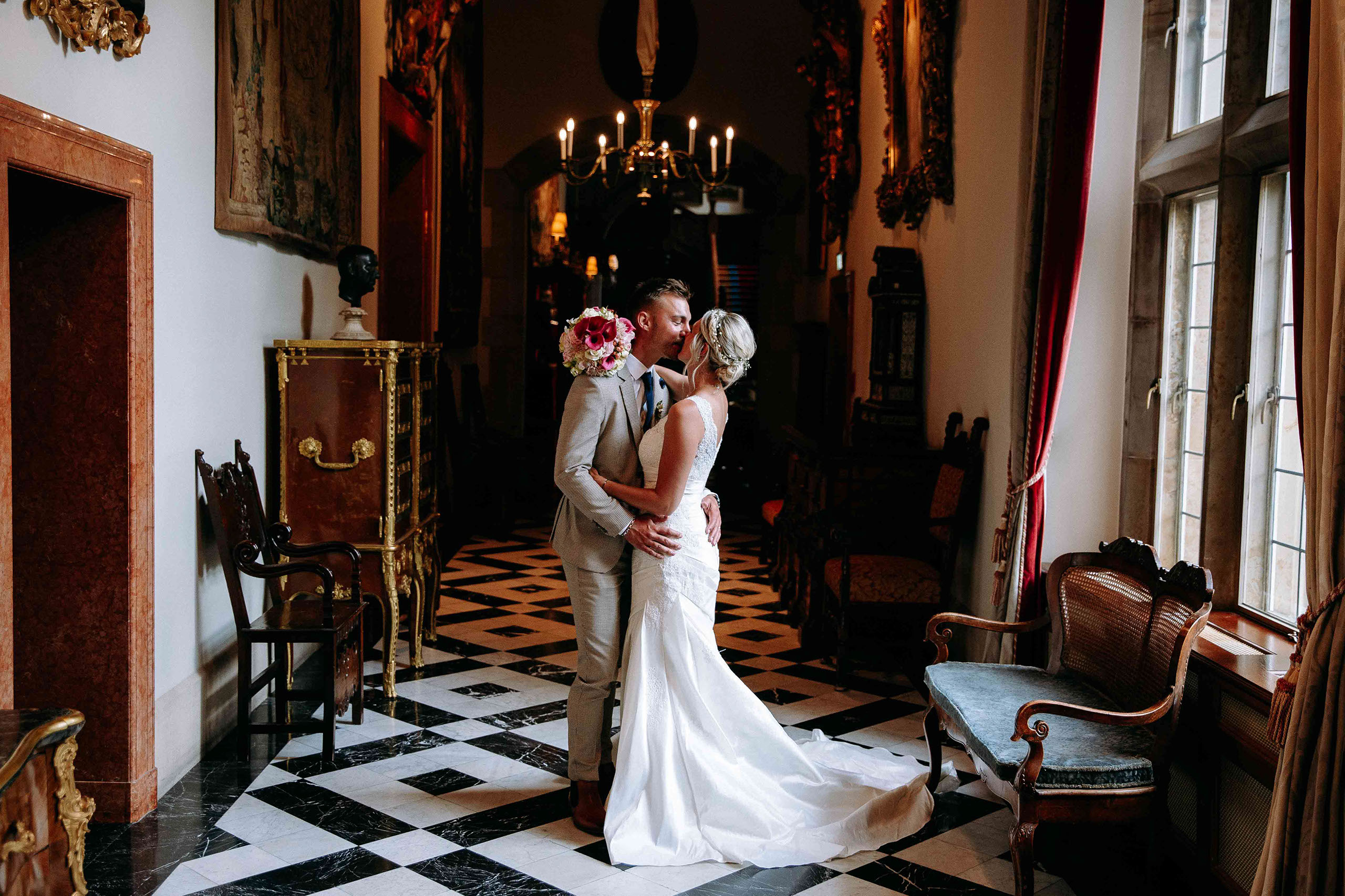 Hochzeitsfoto im Schlossflur – romantisches Paarshooting im Schlosshotel Kronberg