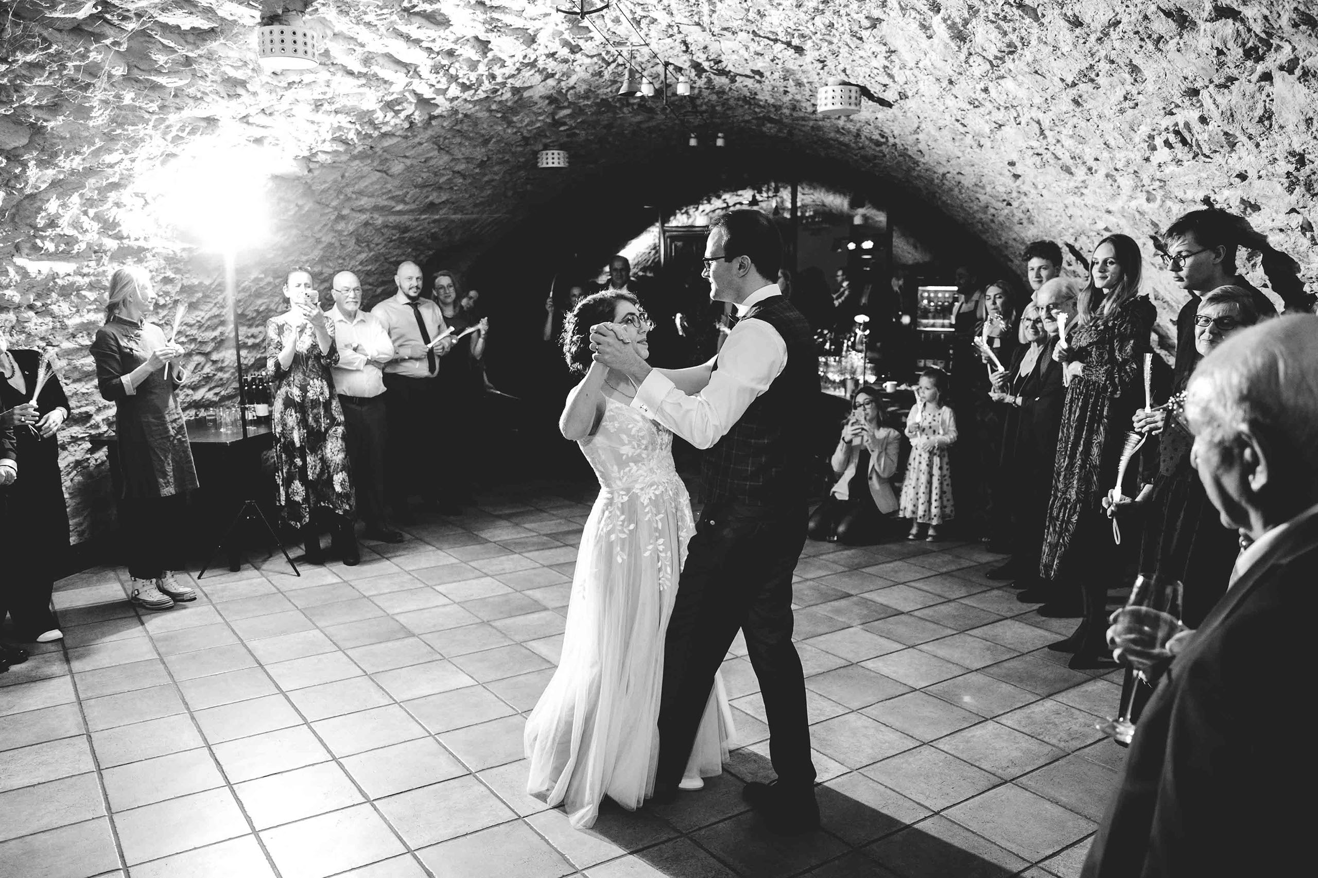 Romantischer Hochzeitstanz im historischen Gewölbekeller der Hochzeitslocation Baron Knyphausen – Rheingauer Hochzeitsfotograf.