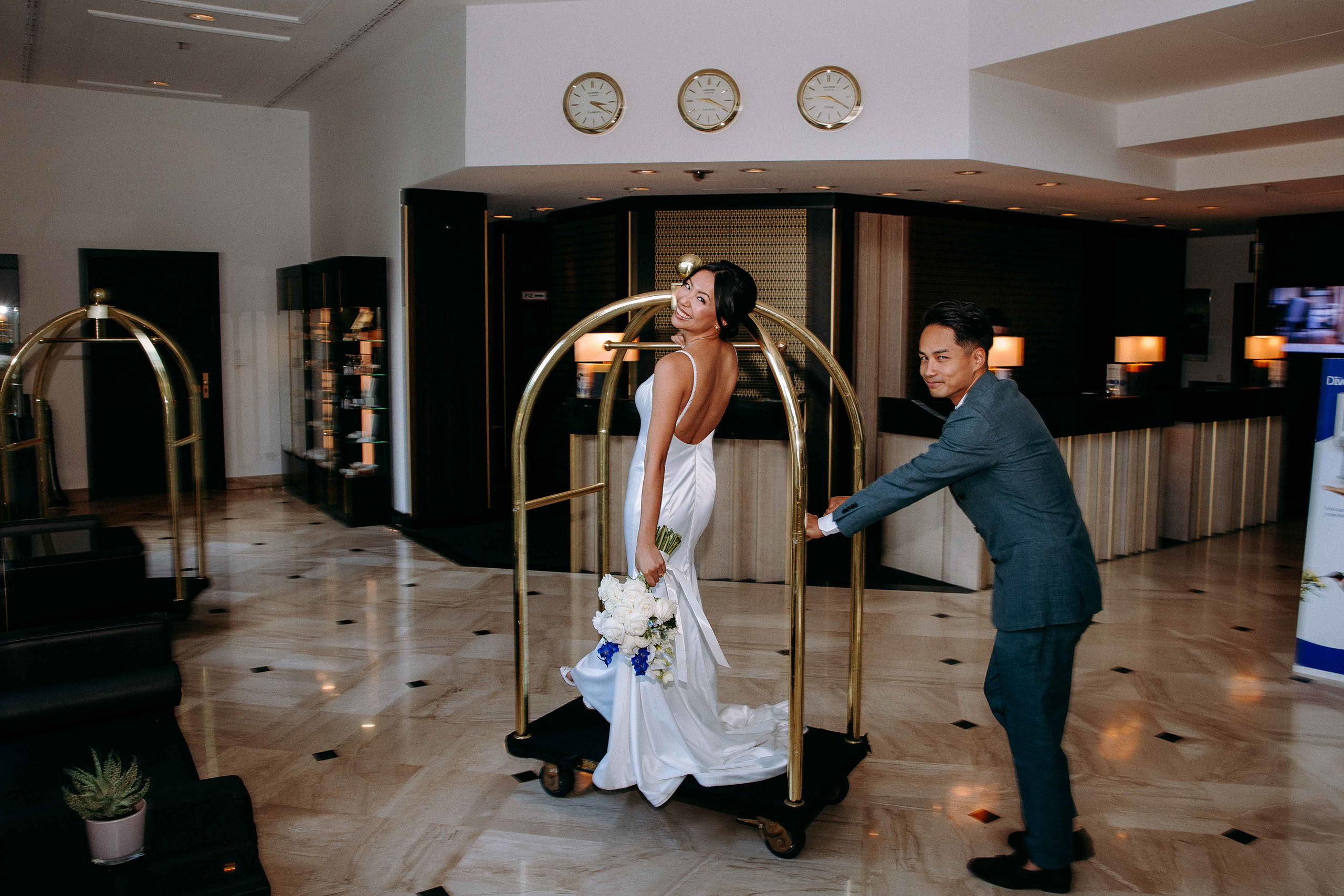 Brautpaar mit Gepäckwagen in der Lobby des Steigenberger Hotels