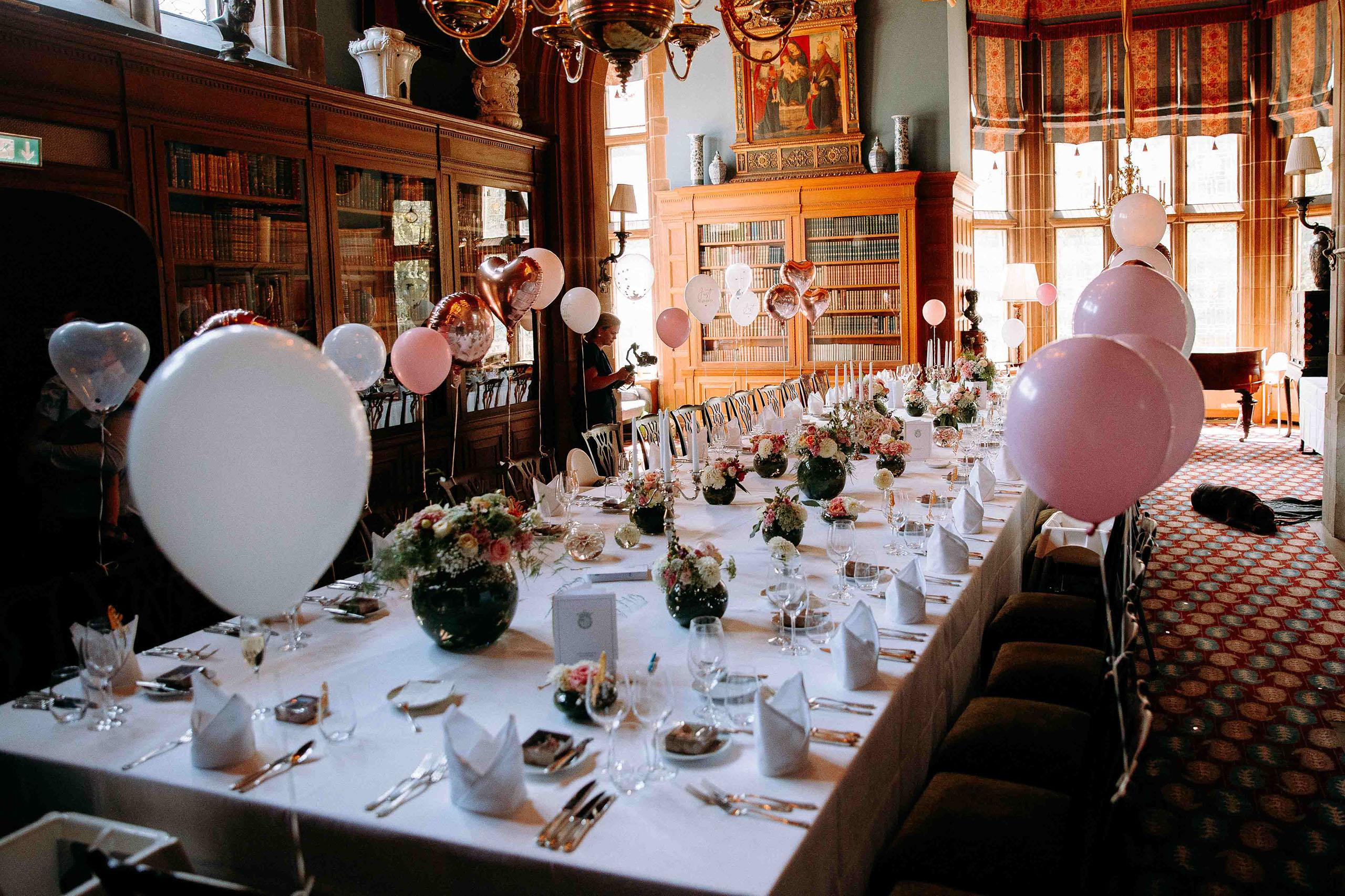 Hochzeitstafel mit Ballondeko – festlich gedeckter Raum mit Hochzeitsdeko im Bibliothek