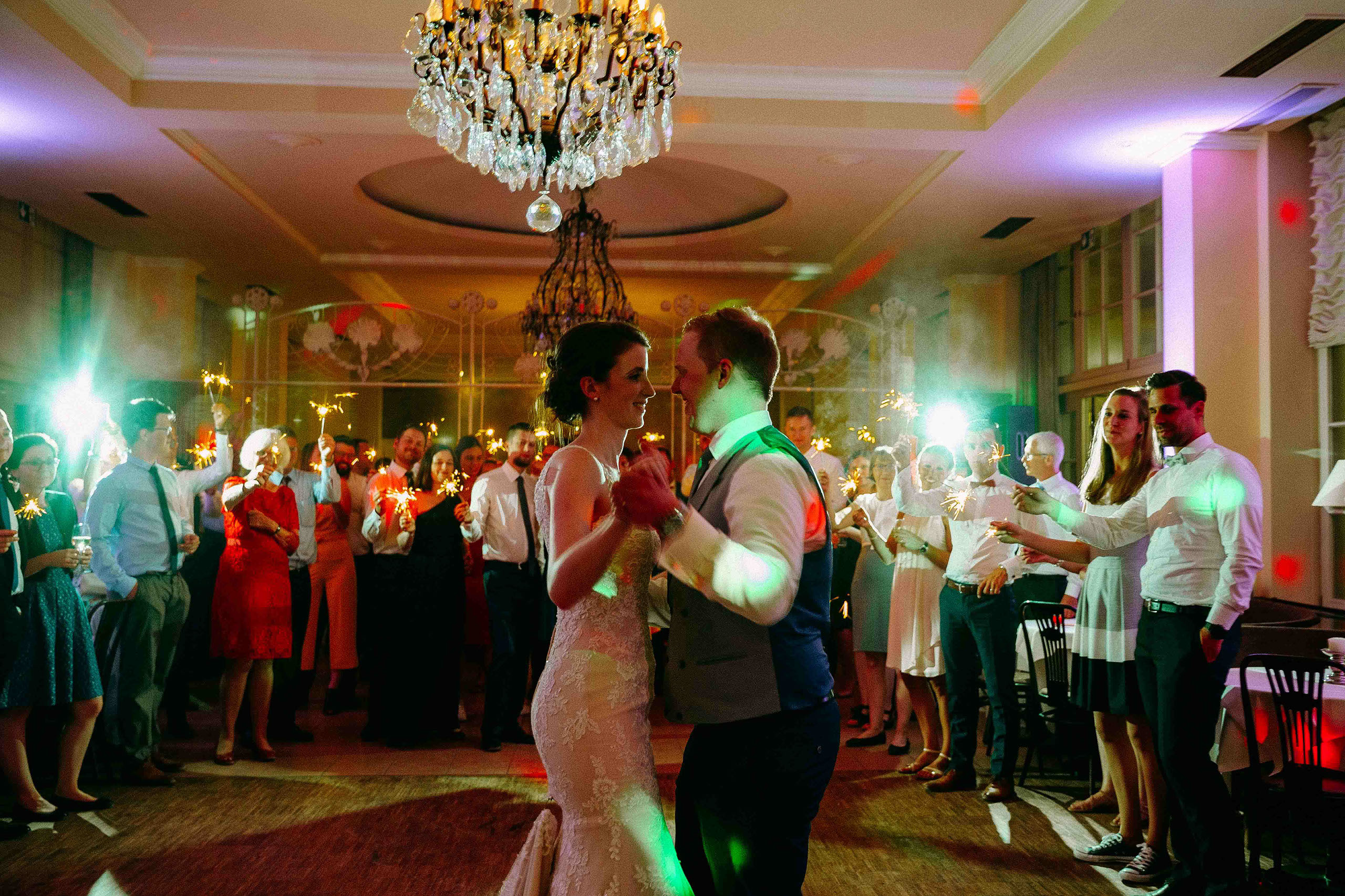Braut und Bräutigam tanzen umgeben von Gästen auf der Tanzfläche in der Orangerie Bad Homburg.