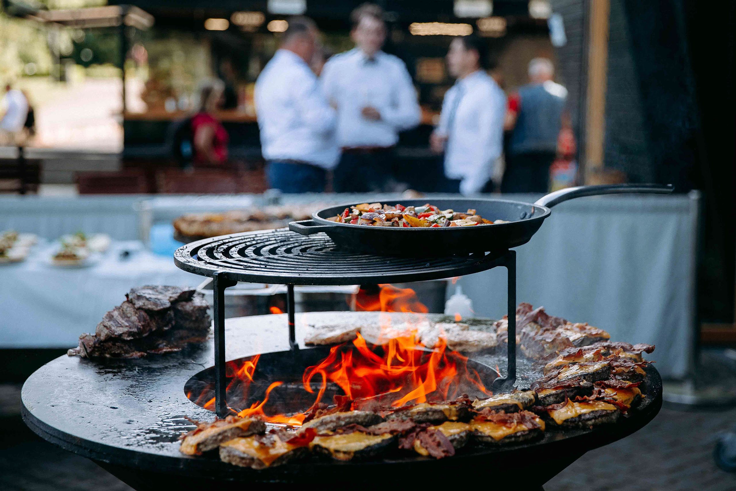 Grillstation mit verschiedenen Köstlichkeiten – perfektes BBQ zur Hochzeit am Niederwaldtempel