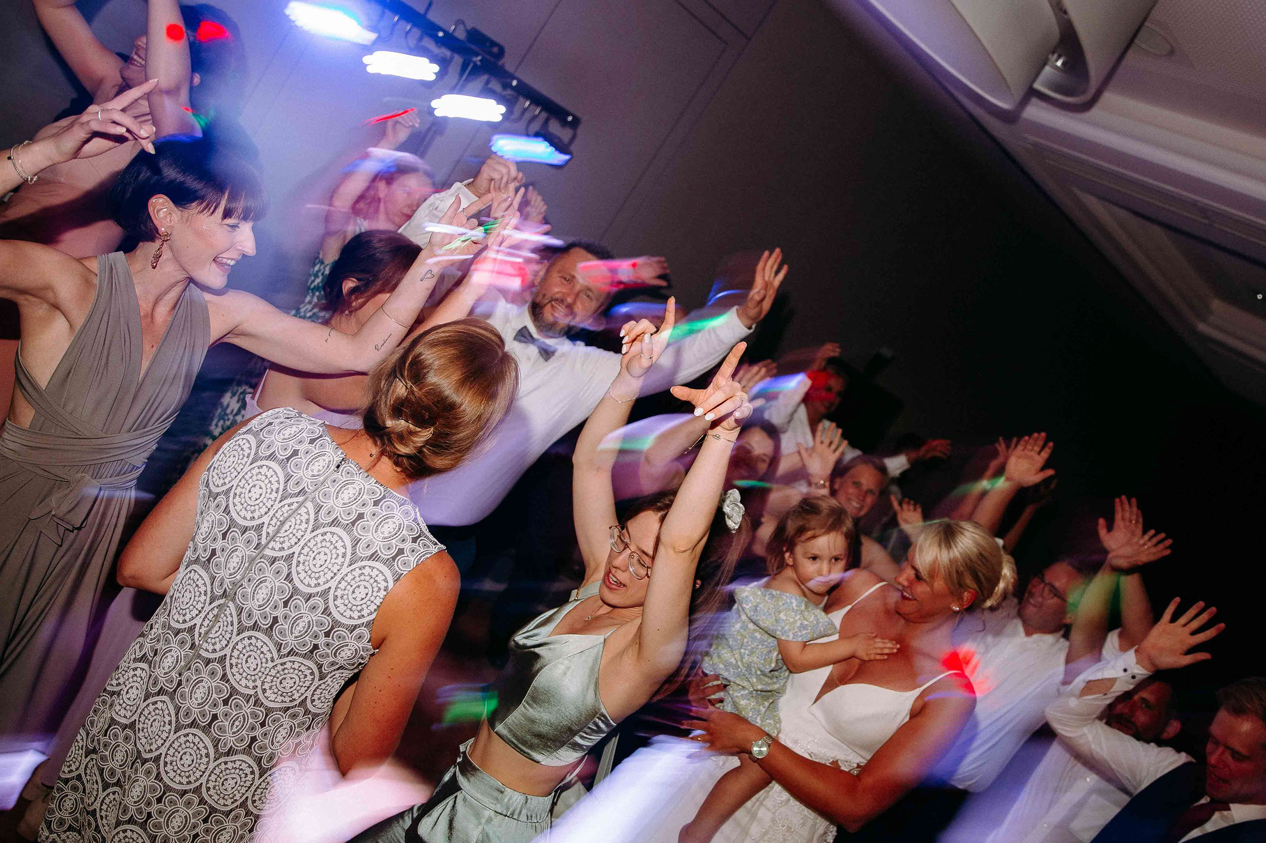 Hochzeitsgäste tanzen ausgelassen auf der Party im Dorint Hotel Oberursel – Hochzeit in voller Feierlaune.