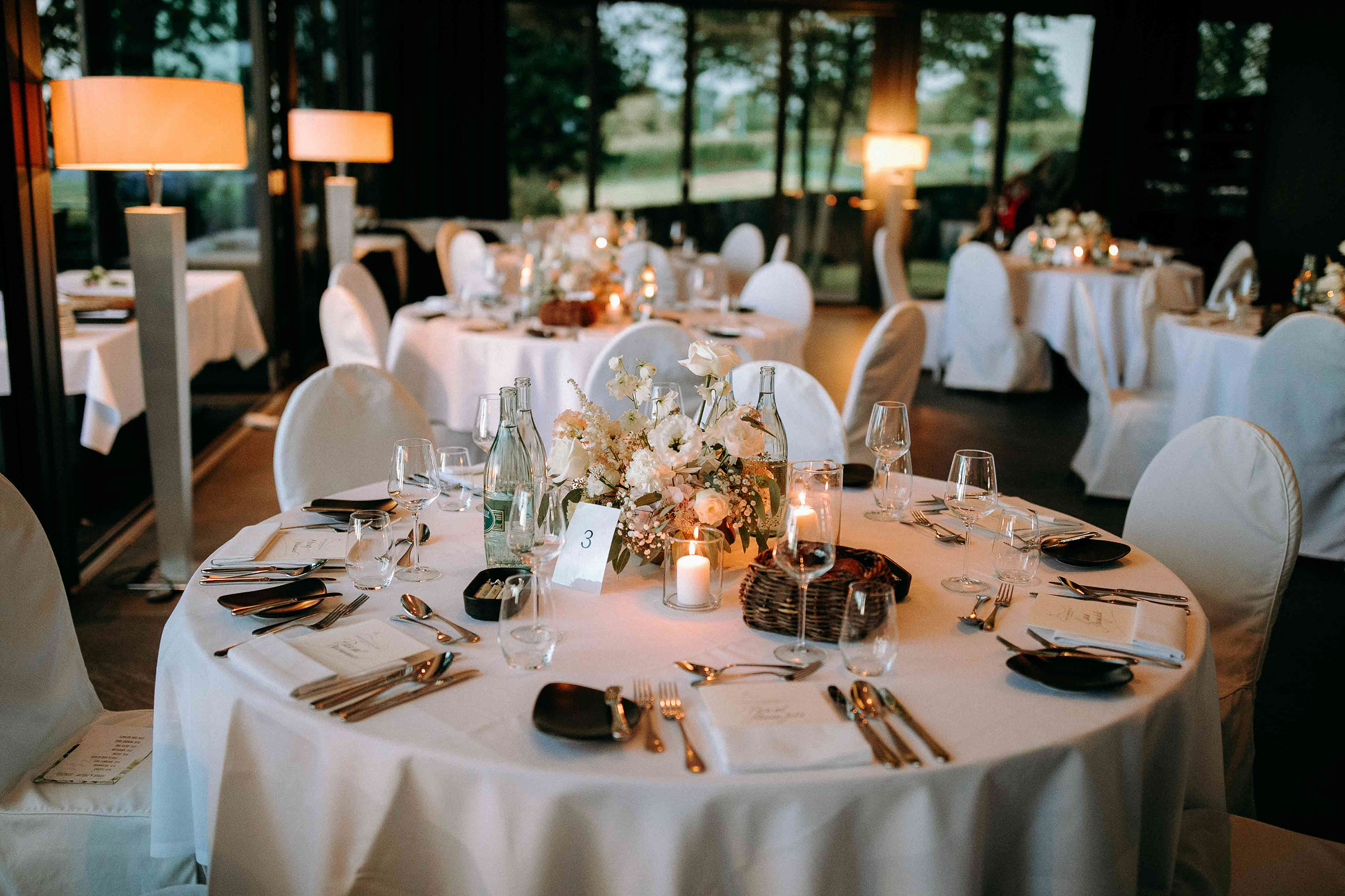 Hochzeitsdekoration mit weißen Blumen und Kerzen bei einer Feier im Rheingau – Burg Schwarzenstein