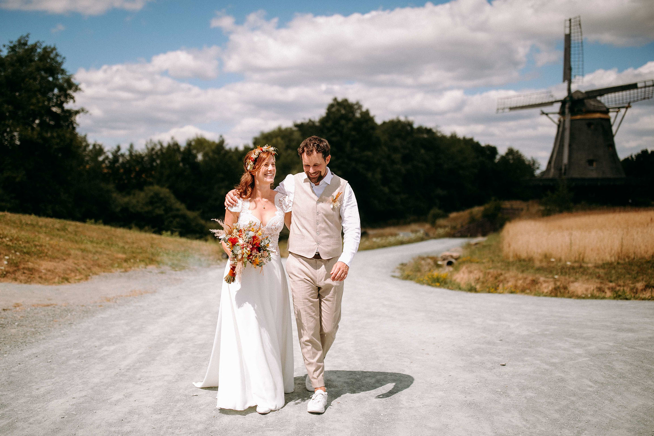 Das Brautpaar wird vom Hochzeitsfotografen aus Bad Homburg vor der Windmühle im Hessenpark fotografiert.