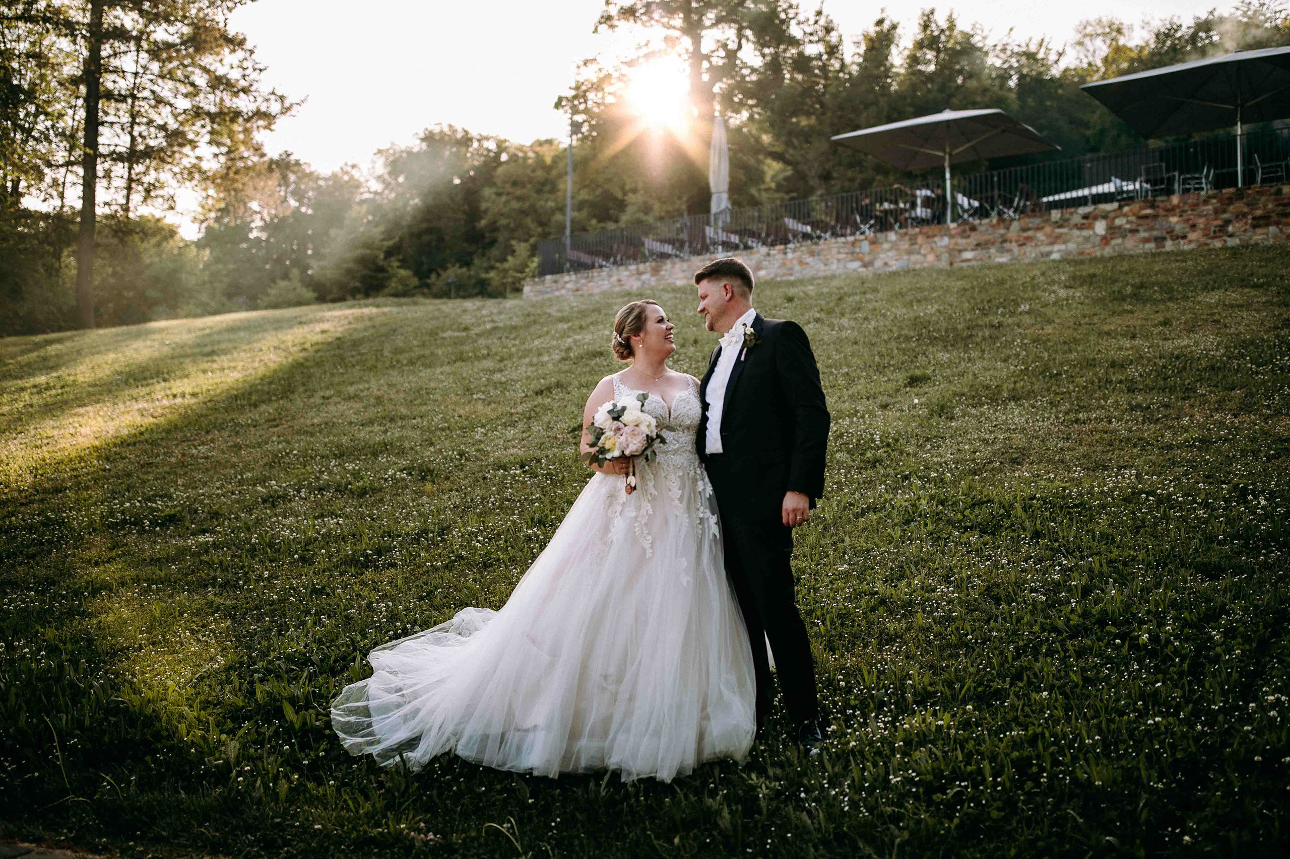 Romantisches Brautpaar-Foto in der Natur mit Sonnenuntergang – unvergessliche Erinnerungen am Niederwaldtempel