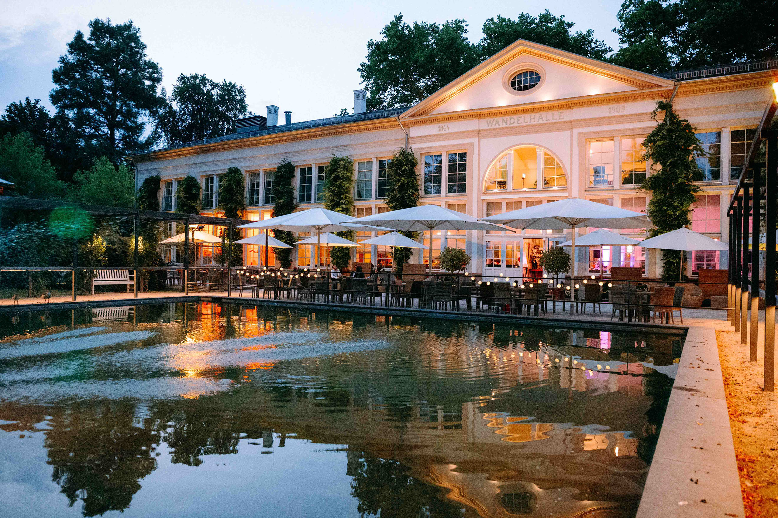 Beleuchtete Wandelhalle in Bad Homburg als Hochzeitslocation in nächtlicher Kulisse. Die Orangerie im Kurpark Bad Homburg.