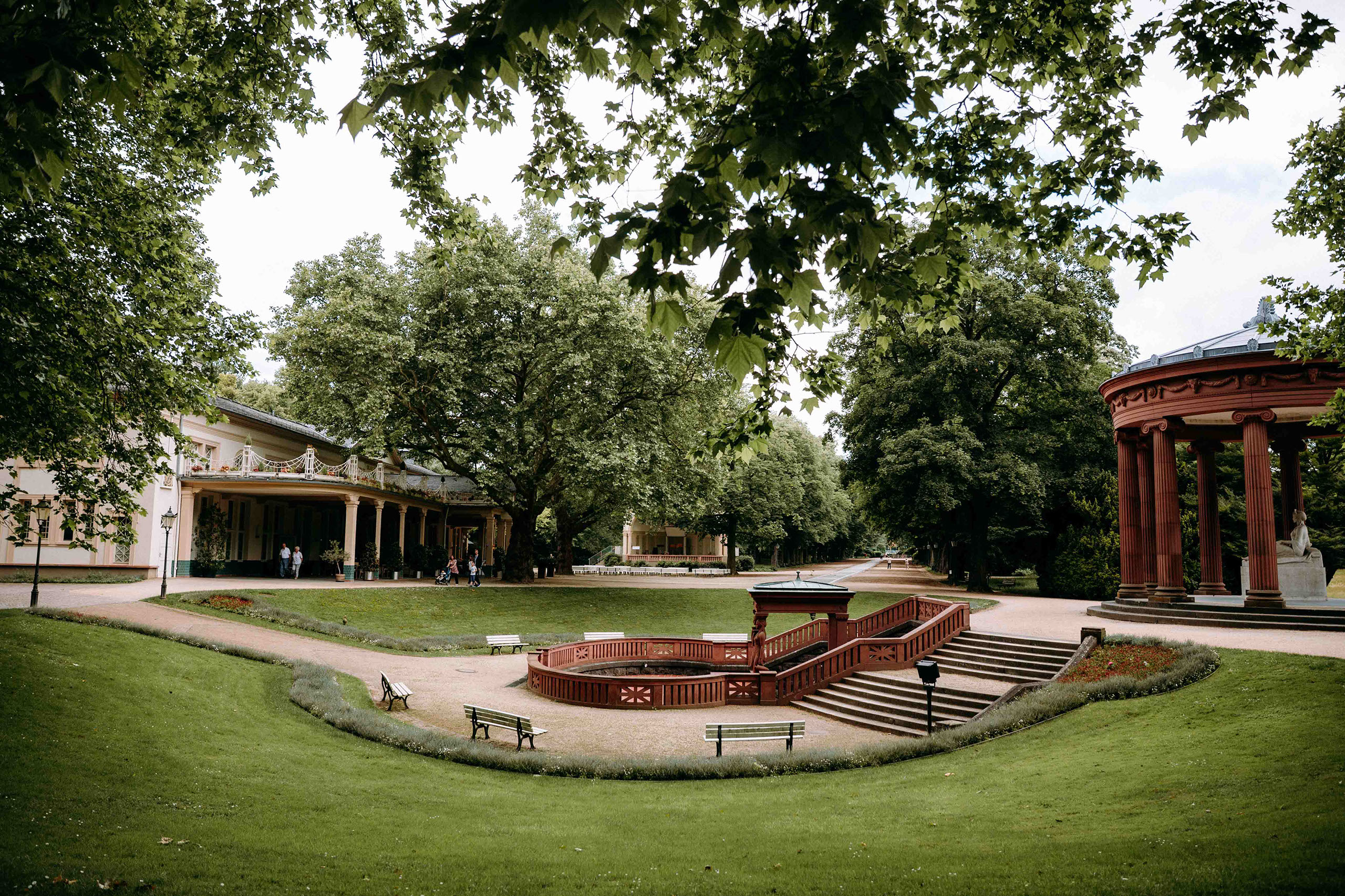 Grüne Parklandschaft mit Pavillon bei der Hochzeitslocation Orangerie Bad Homburg.