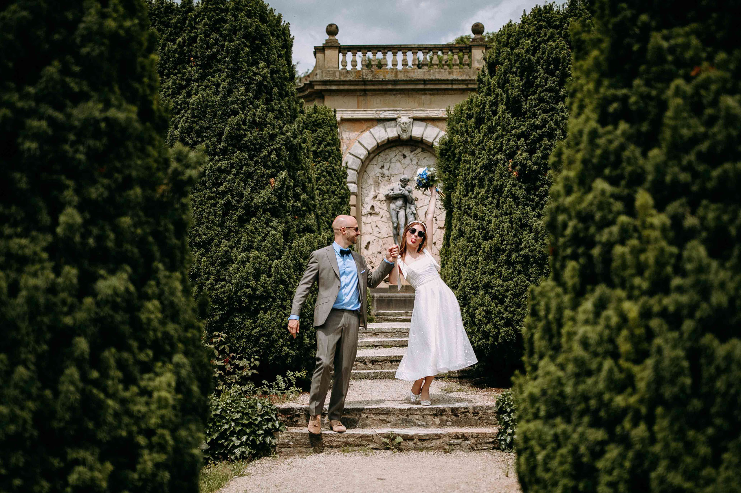 Brautpaar tanzt fröhlich im Garten des Schlosshotel Kronberg – Hochzeitslocation mit Charme