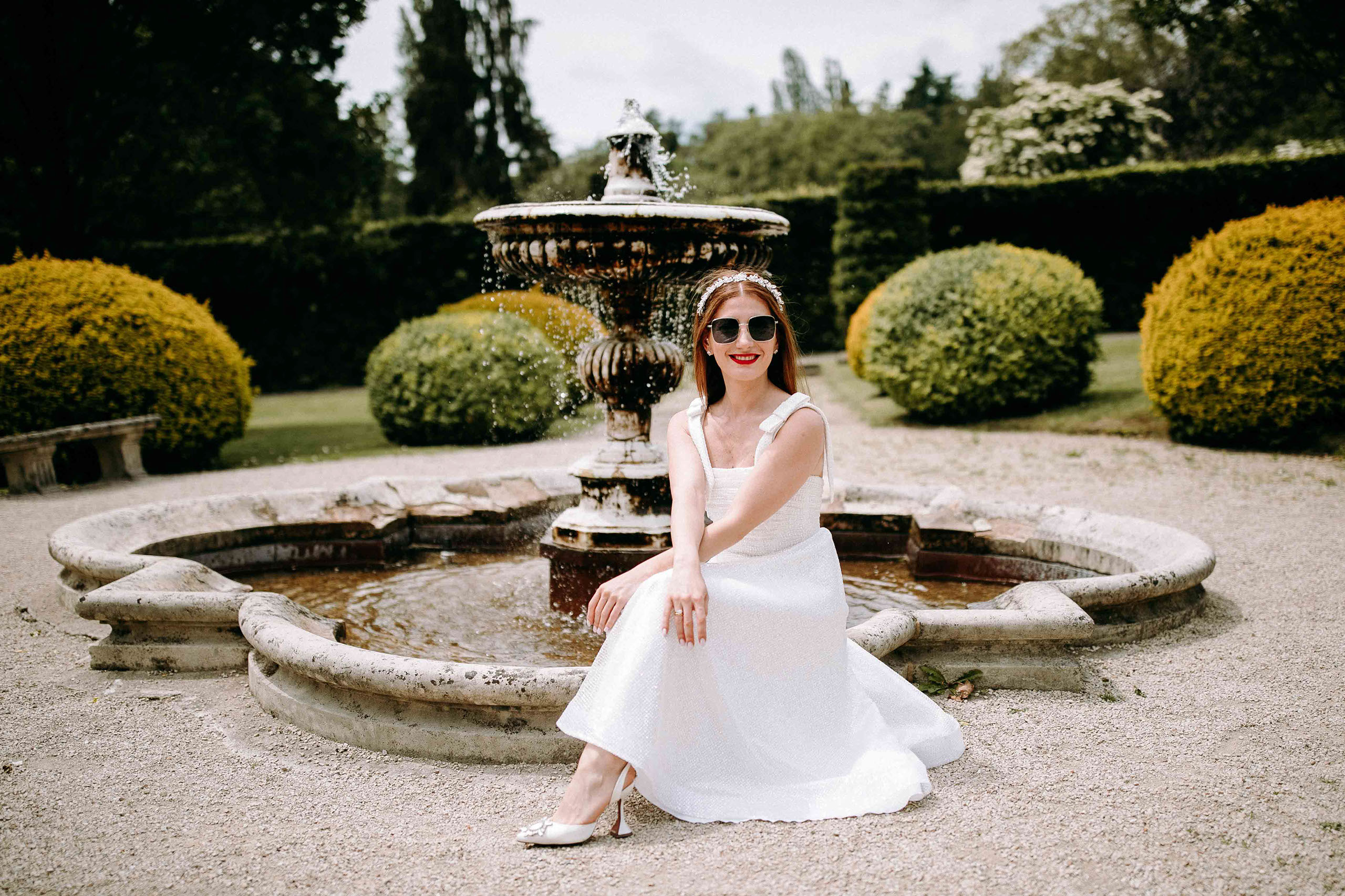 Hochzeitsfoto der Braut am Brunnen – romantische Kulisse im Schlosshotel Kronberg