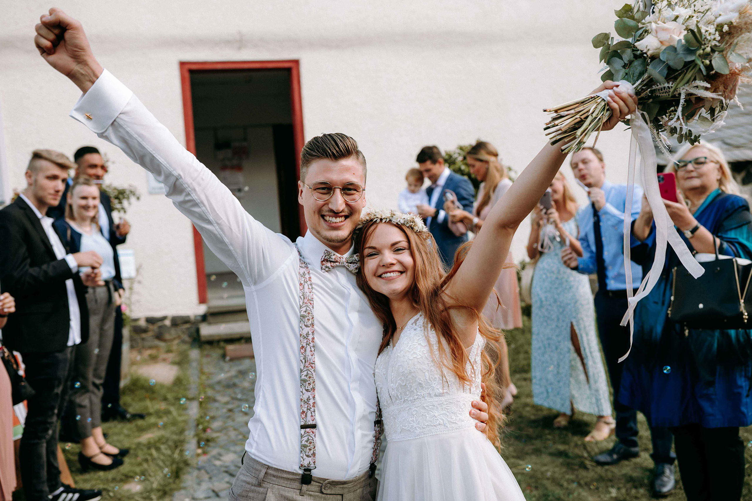 Brautpaar feiert nach dem Standesamt im Freilichtmuseum Hessenpark – Hochzeitsfotos Bad Homburg